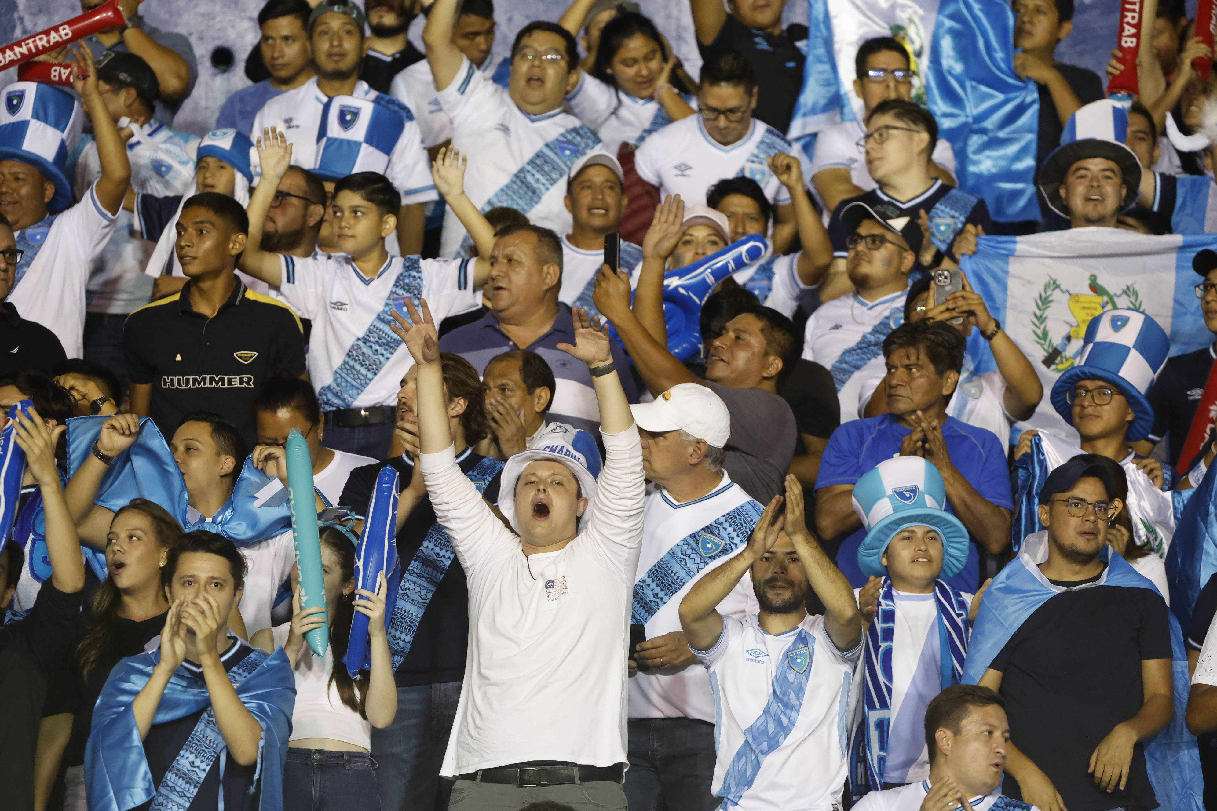 Aficionados de Guatemala estallan en emoción.