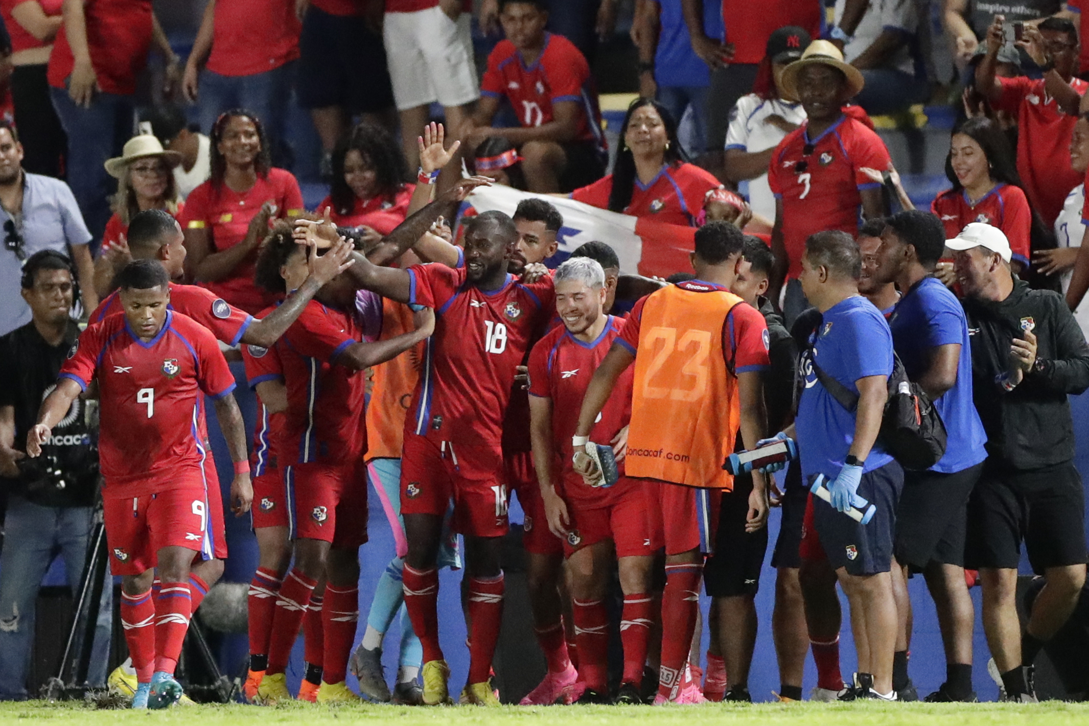 El jugador de Panamá, Cecilio Waterman (c), celebra su gol en el partido de Liga de Naciones ante Martinica en el estadio Universidad Latina en Penonomé. (Foto Prensa Libre: EFE/ Bienvenido Velasco)