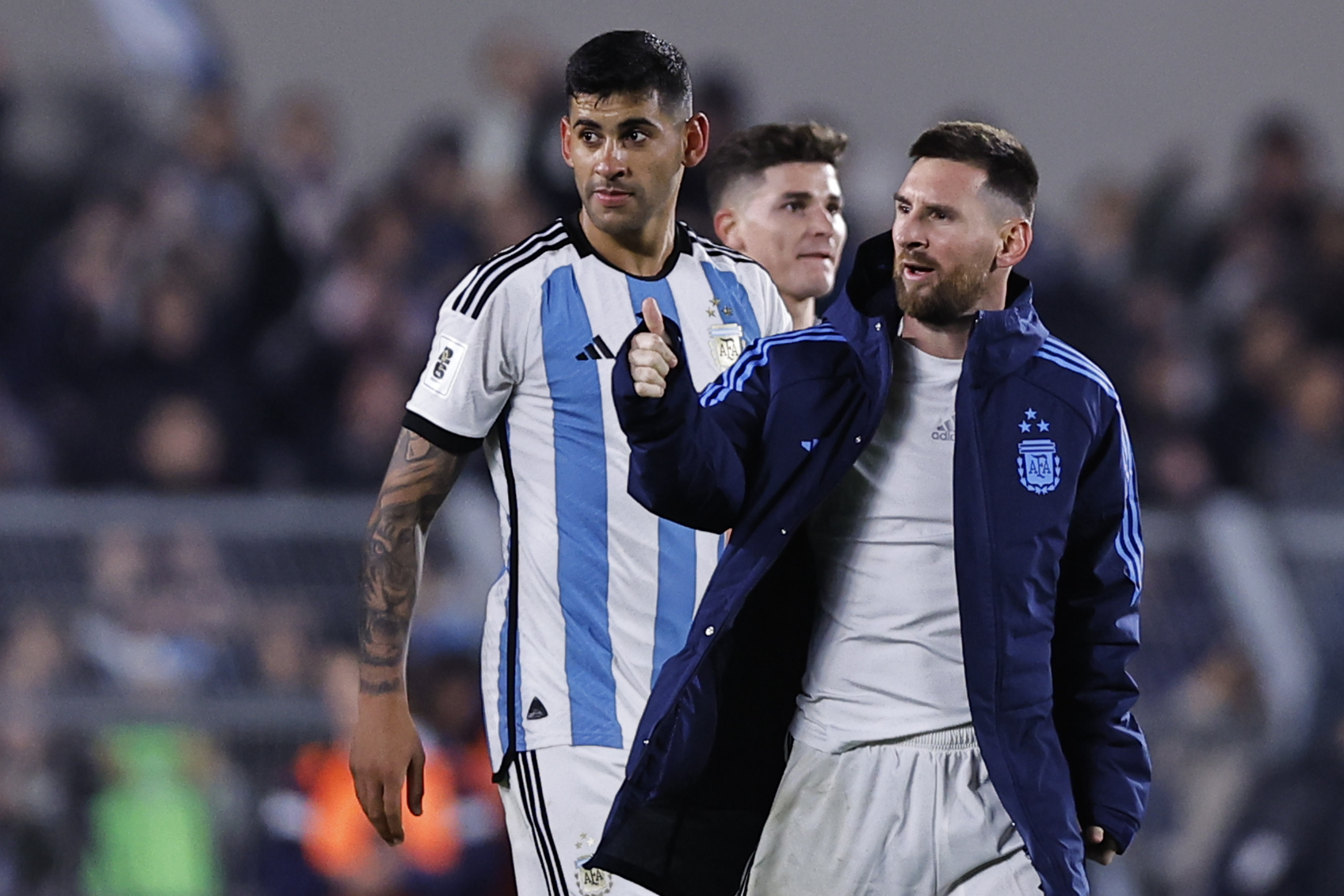 El capitán argentino, Lionel Messi, se despide de los sus aficionados en un partido de las Eliminatorias Sudamericanas ante Ecuador en el estadio Más Monumental de Buenos Aires. (Foto Prensa Libre: EFE)