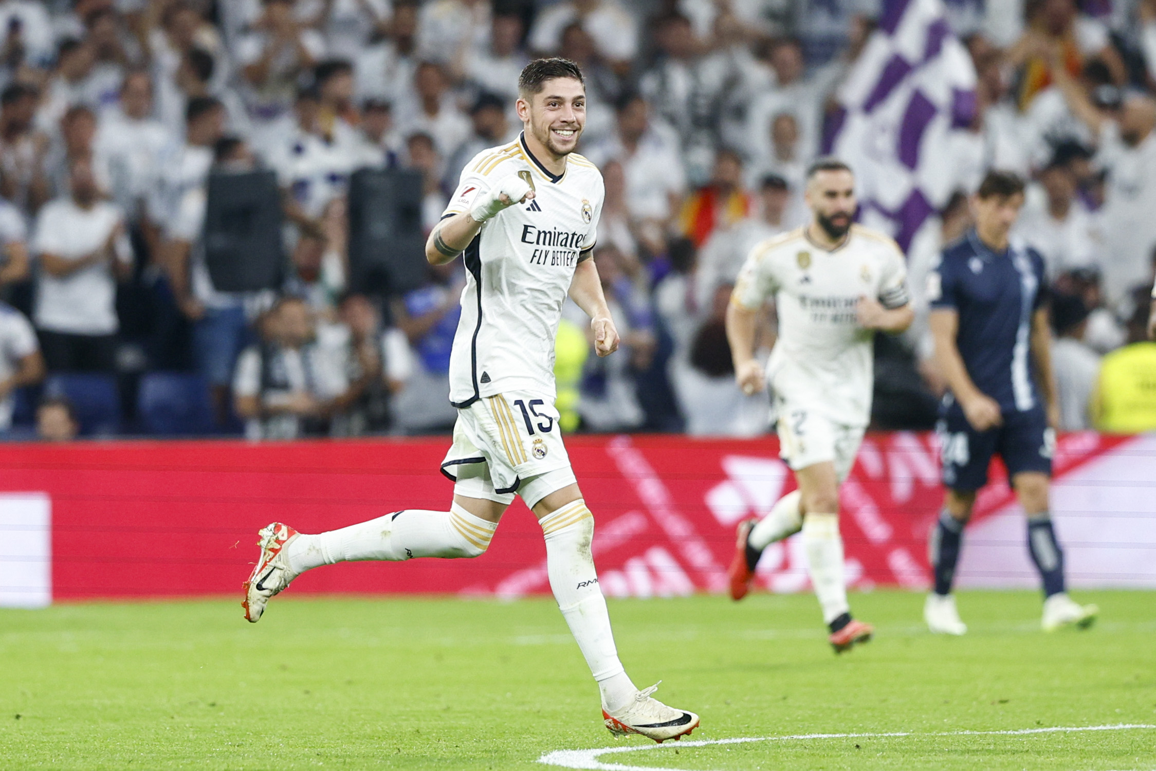 El centrocampista uruguayo del Real Madrid, Fede Valverde, celebra el primer gol del equipo madridista durante el encuentro frente a la Real Sociedad. (Foto Prensa Libre: EFE)
