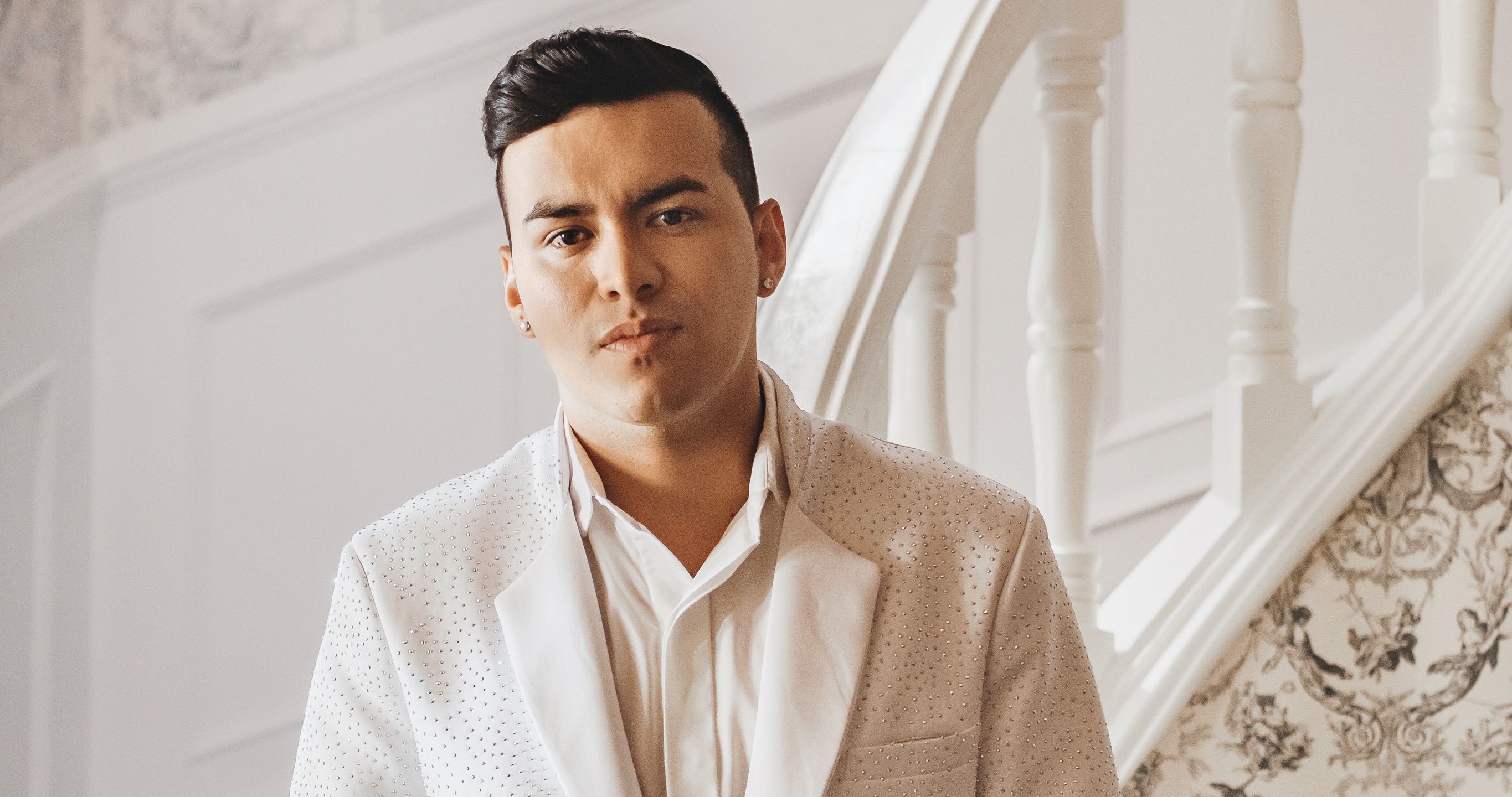 Fotografía cedida por Andrea ramírez PR donde aparece el cantante colombiano de música regional Yeison Jiménez quien realizará a partir del próximo 5 de octubre una gira por una docena de ciudades estadounidenses. "Invencible Tour USA" comenzará en Florida con conciertos en Tampa, Orlando Miami, Nueva York, Elizabeth, Annandale, Atlanta, Danbury, Boston y Seattle y termina en California con presentaciones en Los Ángeles y San José, respectivamente. EFE/Andrea ramírez PR /SOLO USO EDITORIAL /NO VENTAS /SOLO DISPONIBLE PARA ILUSTRAR LA NOTICIA QUE ACOMPAÑA /CRÉDITO OBLIGATORIO