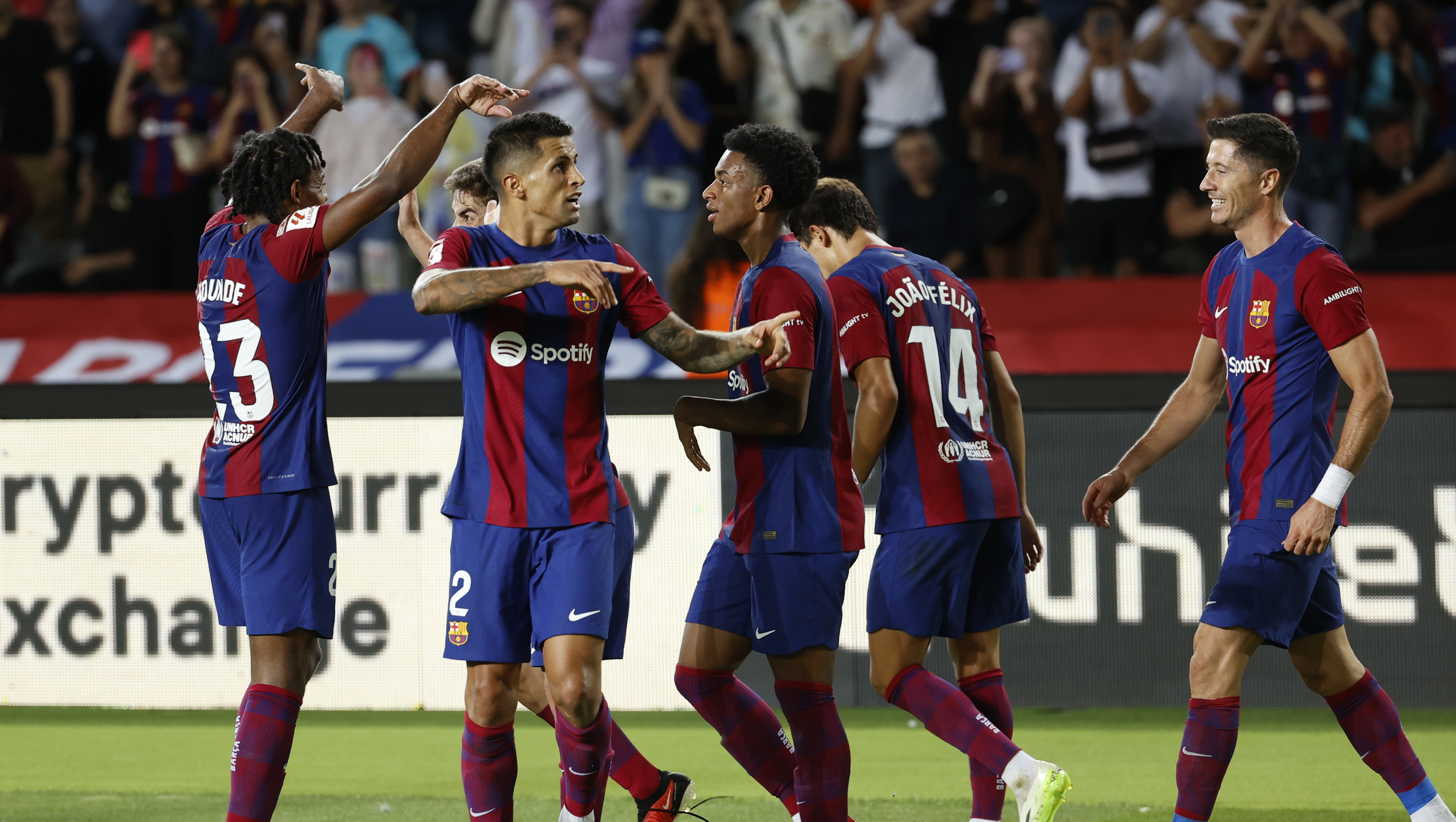 Los jugadores del FC Barcelona celebran el tercer gol de su equipo (anotado por Cancelo -2i-) durante el encuentro de la jornada 6 de LaLiga entre FC Barcelona y RC Celta de Vigo. (Foto Prensa Libre: EFE)