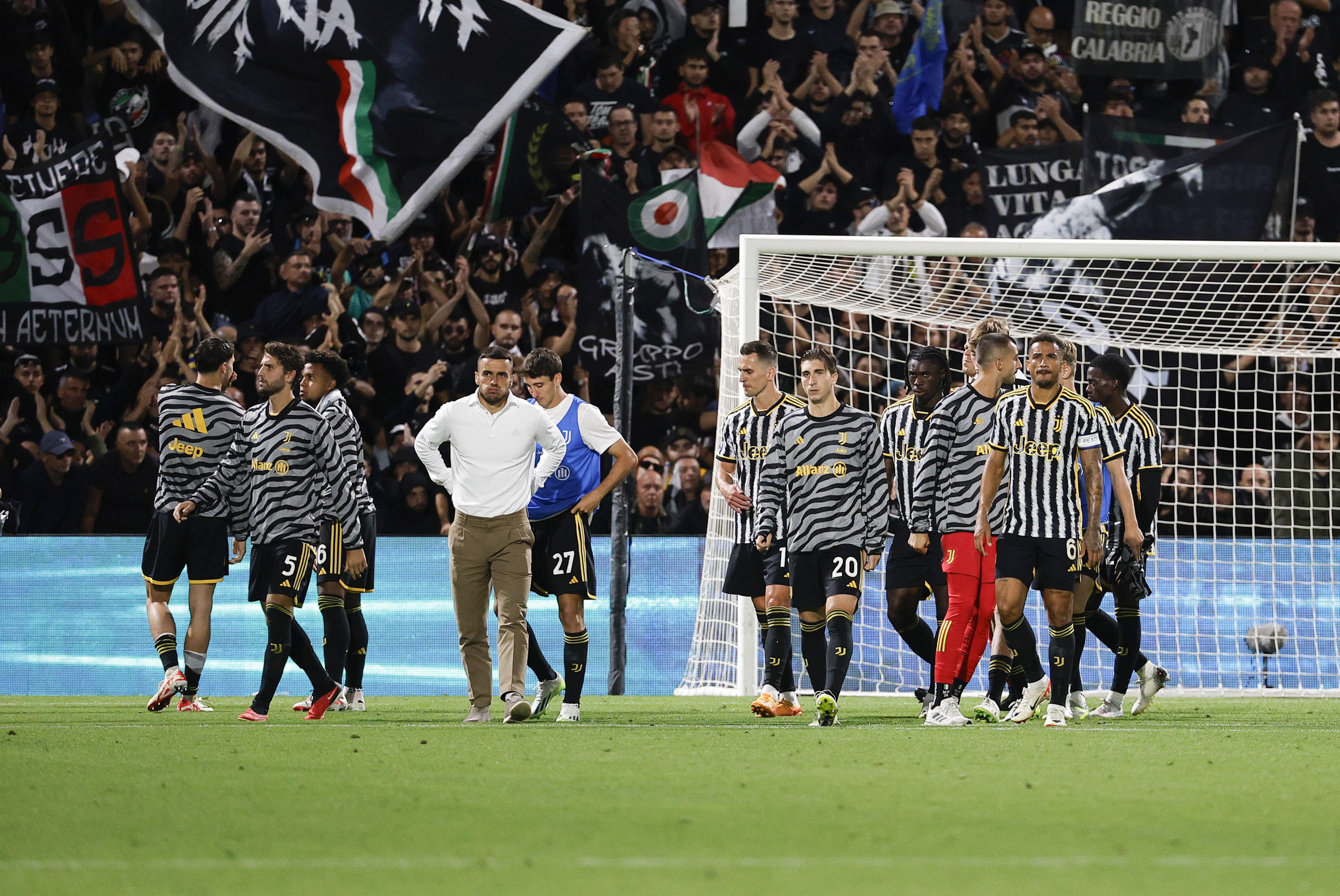 Los jugadores de la Juventus muestran su molestia tras perder el invicto en la Serie A, frente al Sassuolo. (Foto Prensa Libre: EFE)