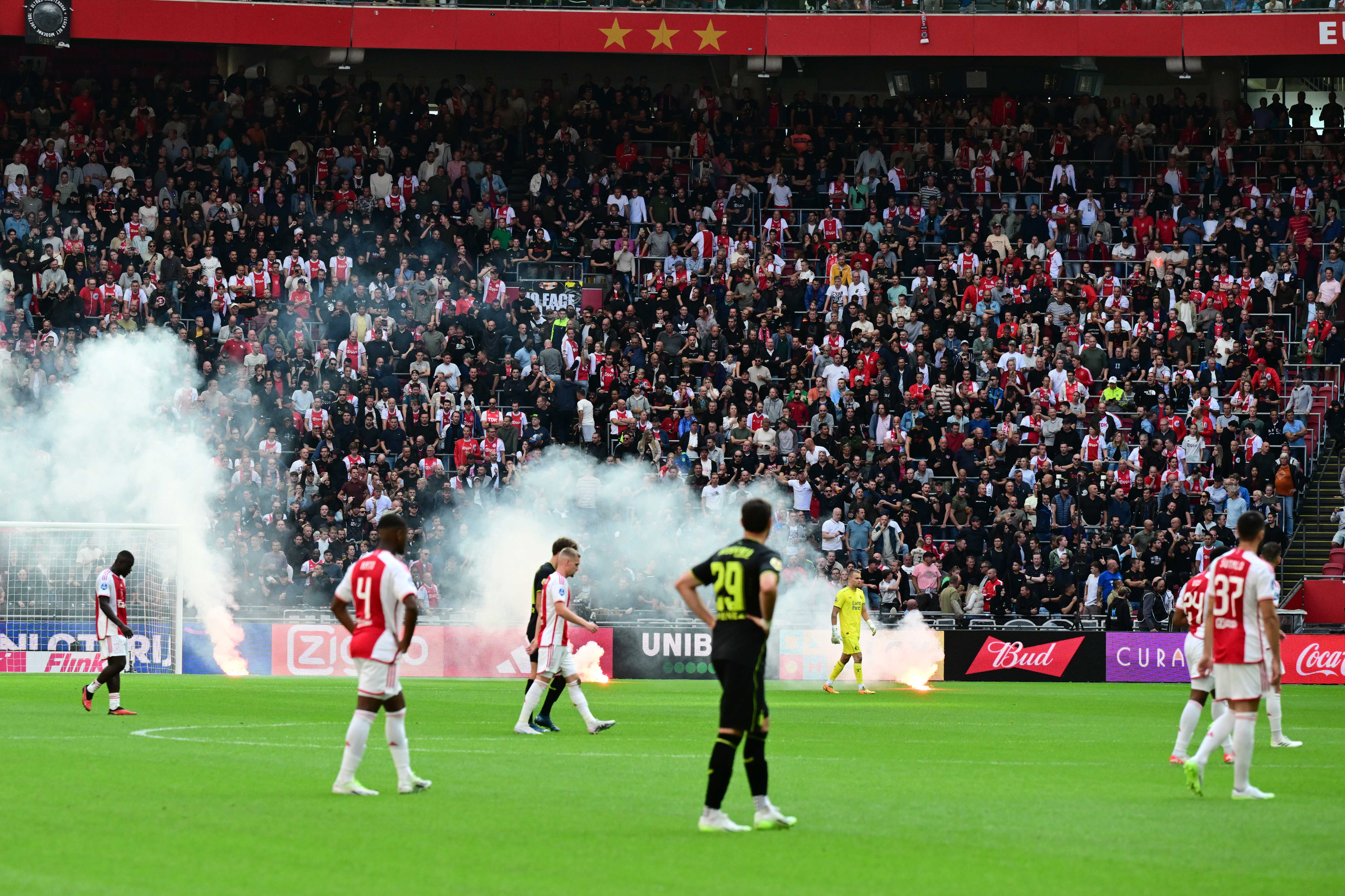 Aficionados del Ajax lanzaron bengalas durante el clásico ante el Feyenoord Rotterdam en Amsterdam. (Foto Prensa Libre: EFE)