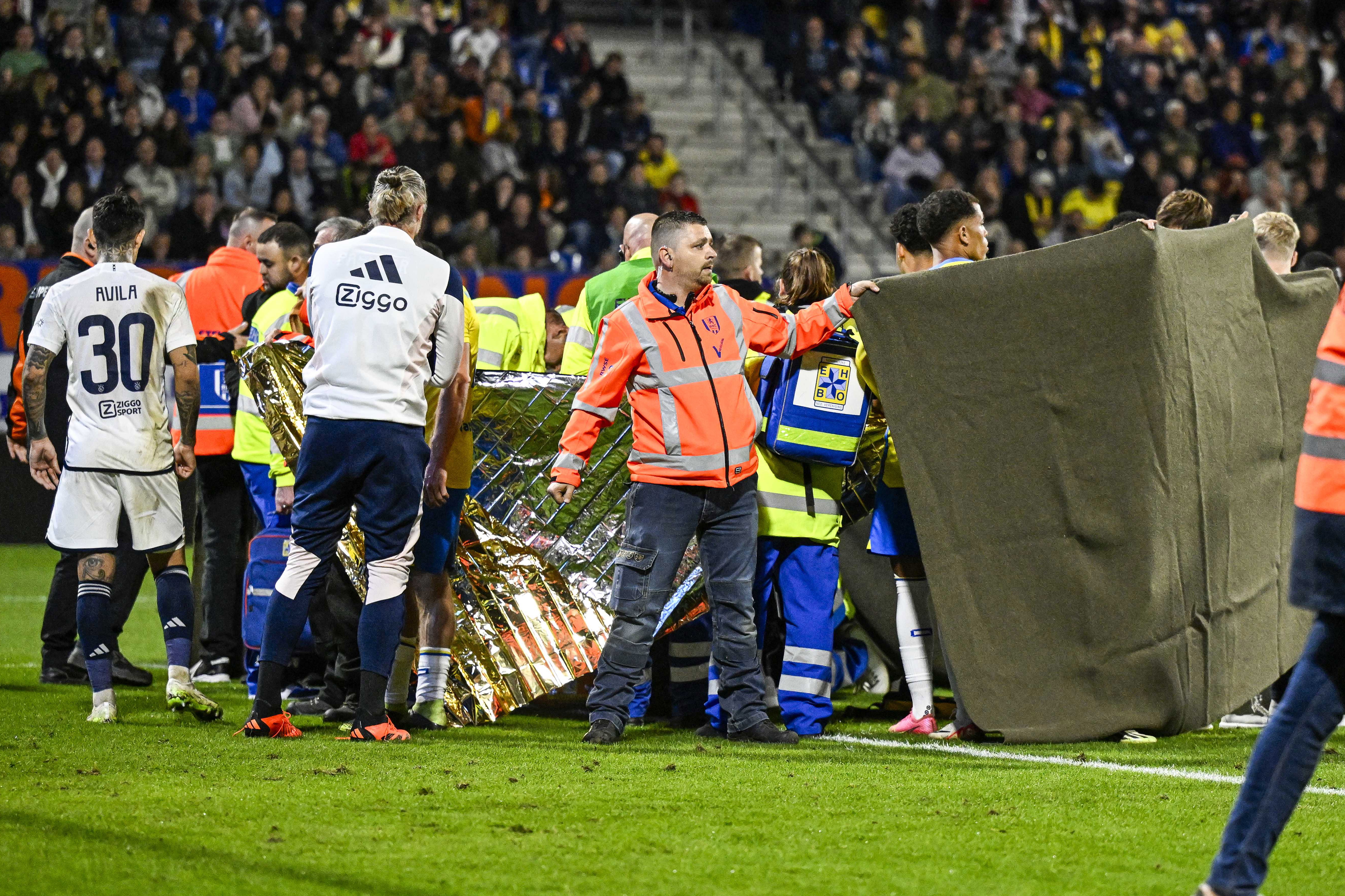 VIDEO | Suspenden el juego RKC Waalwijk-Ajax por incidente que dejó noqueado al arquero local, Etienne Vaessen