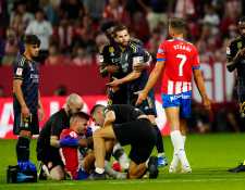 Los servicios médicos del Girona atienden a Cristian Portu (3-i), durante el partido ante el Real Madrid este sábado en el estadio de Montilivi. (Foto Prensa Libre: EFE)