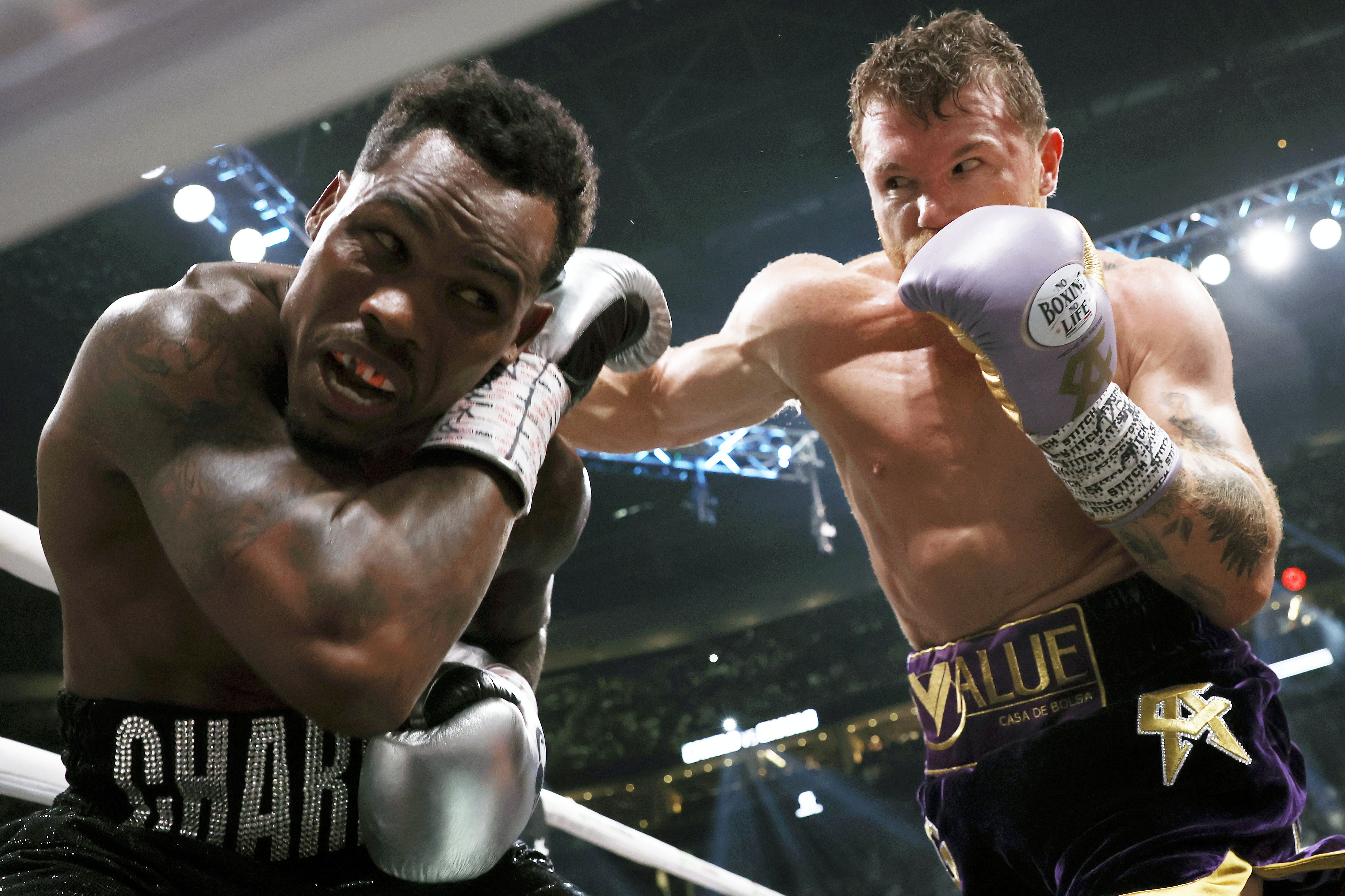 El mexicano, Saúl 'Canelo' Alvarez (d) ante el estadounidense, Jermell Charlo (i), en el round 12 de su pelea en el T-Mobile Arena de Las Vegas, Nevada. (Foto Prensa Libre: EFE)