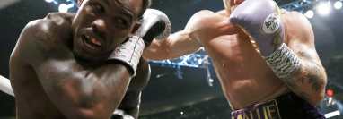 El mexicano, Saúl 'Canelo' Alvarez (d) ante el estadounidense, Jermell Charlo (i), en el round 12 de su pelea en el T-Mobile Arena de Las Vegas, Nevada. (Foto Prensa Libre: EFE)