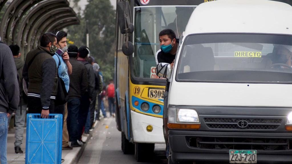 Los vehículos de transporte público en Lima se detienen con frecuencia lejos de las paradas señalizadas.  Carlos García Granthon / Getty
