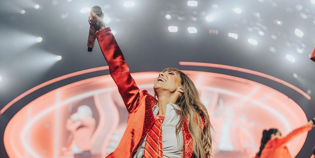 Anahí sufre un golpe en escenario durante concierto de RBD