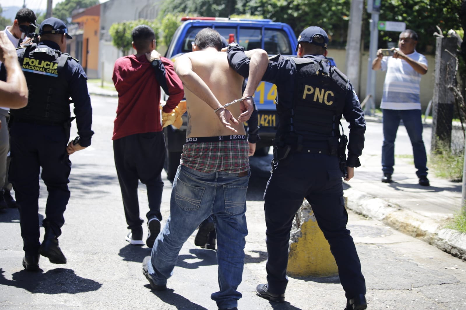 Luis Alfredo Thomas Pineda, alias  Warrior, de 25 años y Carlos Gerardo Medina Calderón, alias "el Chaca", de 29, fueron detenidos este 8 de septiembre por agentes de la PNC. Pertenecen a la clica Los Crazy Gánsteres del Barrio 18. (Foto Prensa Libre: Soy Policía de Guatemala).
