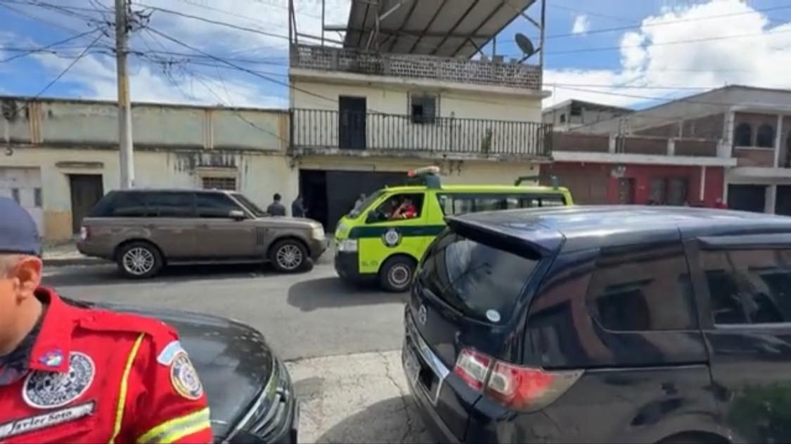 Ismael Elías Juárez Tecum, de 48 años, representante legal de la SA, Alimentos El Chatio fue asesinado en su oficina en la 6a calle “A” 12-18, zona 11, capitalina. (Foto Prensa Libre: Bomberos Municipales).