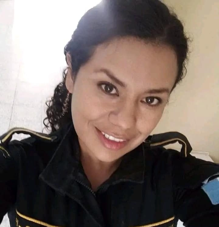 Yésica Magaly Salguero González, agente de la PNC destacada en la comisaría 41 de Quetzaltenango fue removida del cargo por "difamar a la institución" en redes sociales. (Foto Prensa Libre: Facebook).