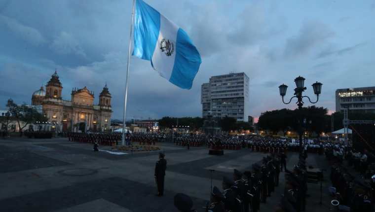 Los actos de Independencia se desarrollaron en la Plaza de la Constitución sin la presencia del presidente Alejandro Giammattei. (Foto Prensa Libre: Juan Diego González)