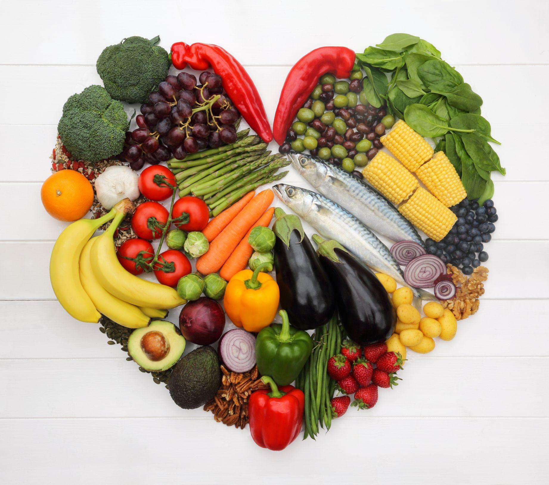 Un corazón sano requiere de alimentación balanceada y consciente, baja en grasas saturadas y comidas ultraprocesadas.
GETTY IMAGES