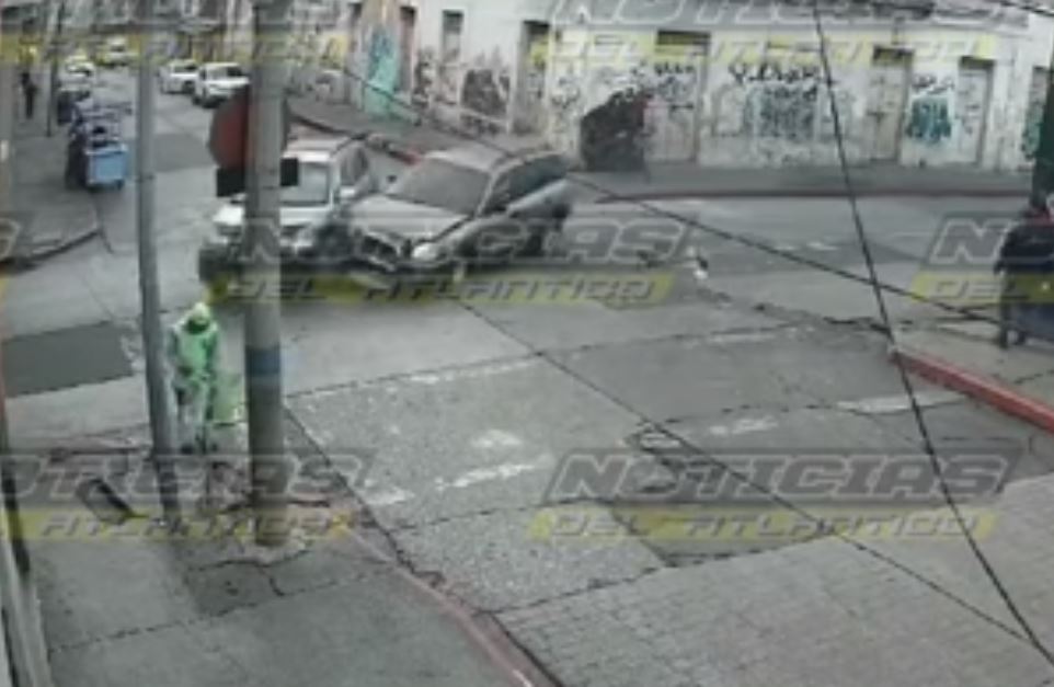 Video: Dos vehículos chocan en la zona 1 y luego uno de los automotores arrolla a una persona