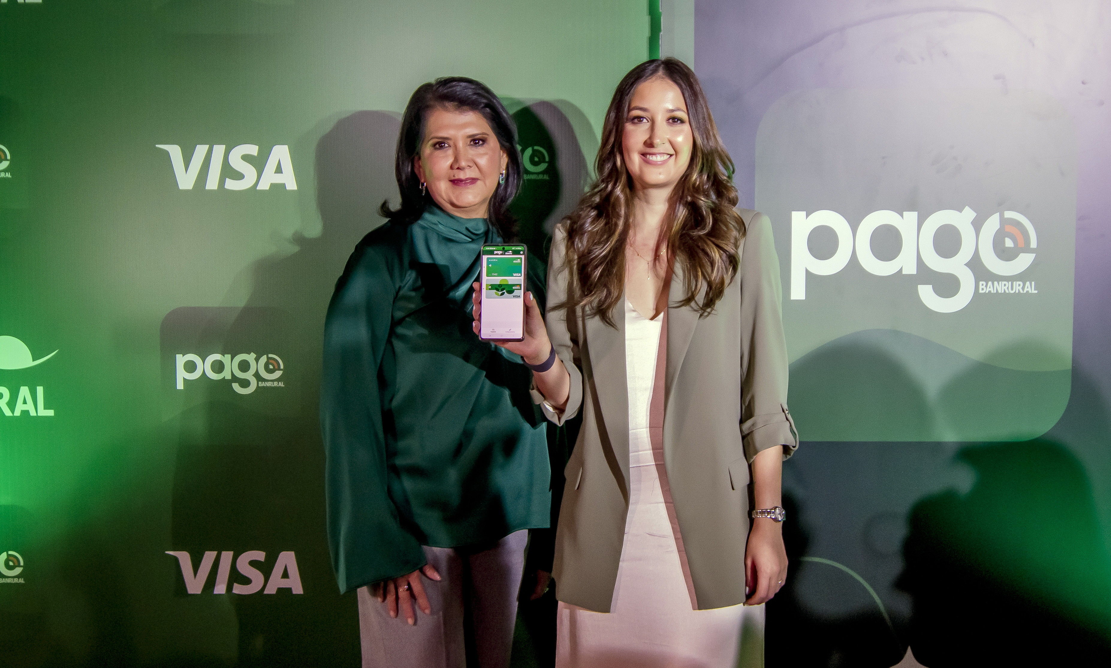 Olga Alvarado de González, gerente de mercadeo de Banrural; y Mónica Aldana, gerente de mercadeo de tarjetas Banrural. Foto Prensa Libre: Sergio Muñoz