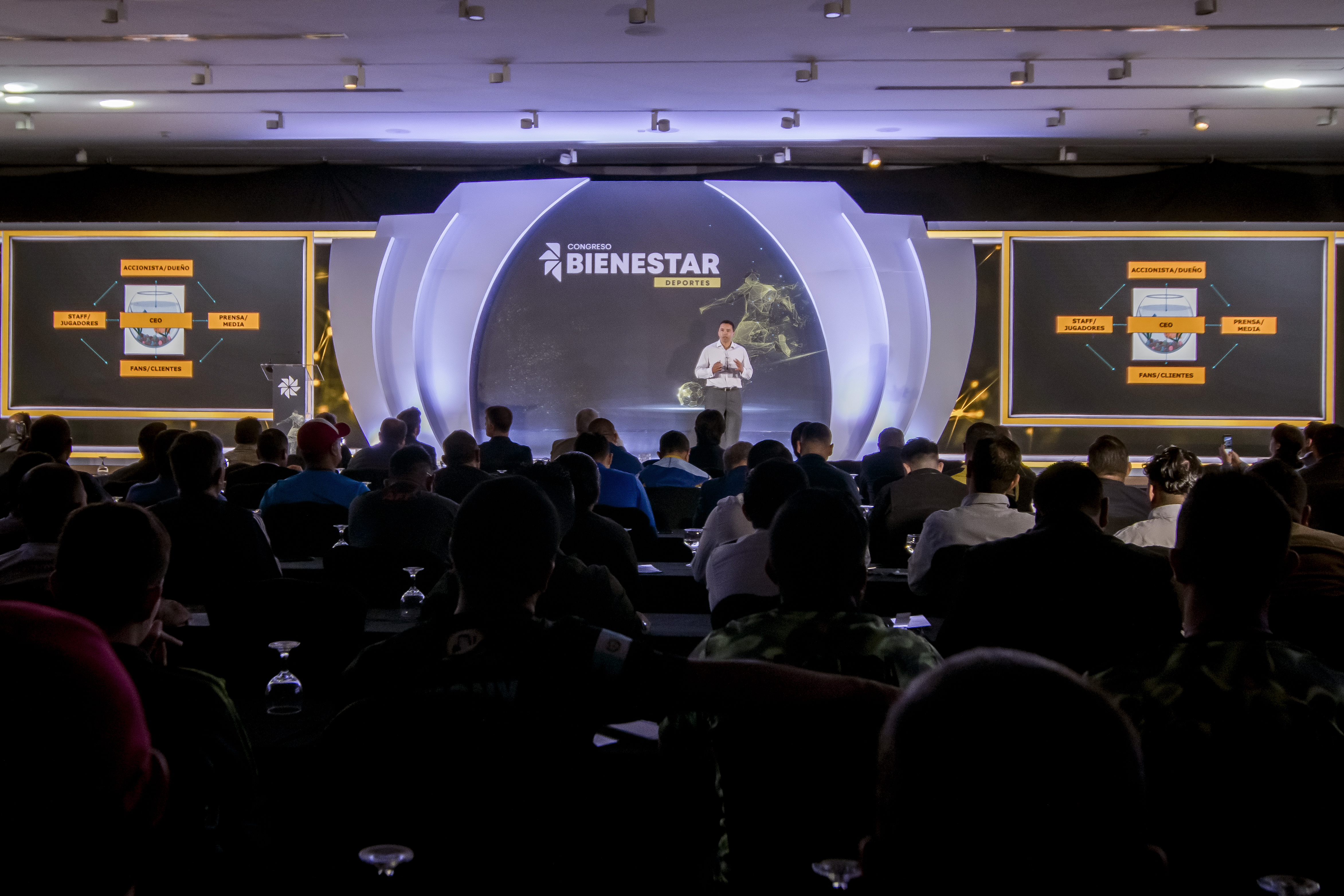 El ex futbolista y asesor de Fedefut, Martín Machón, expuso el tema Fifa y la globalización del fútbol. Foto Prensa Libre: Sergio Muñoz