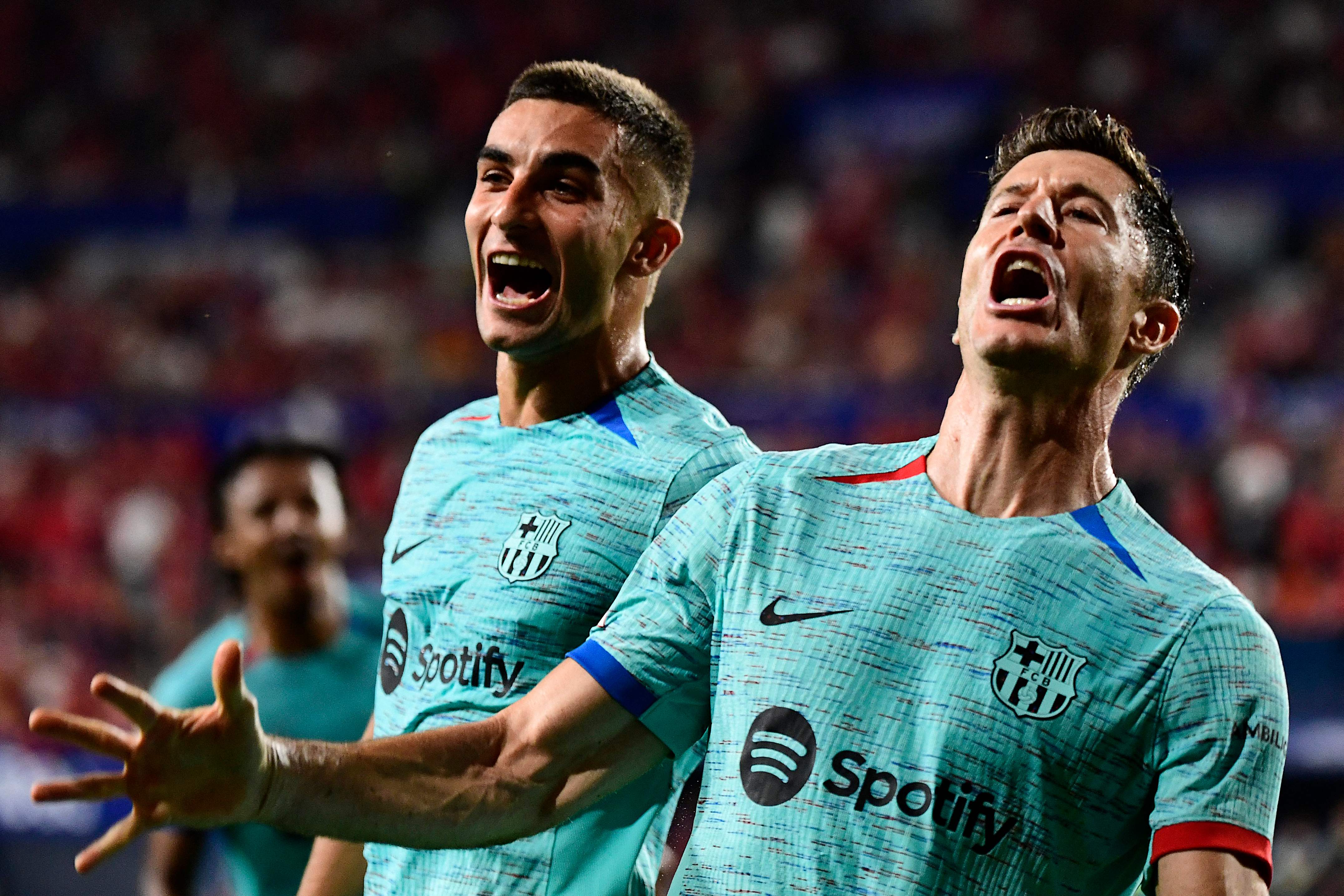 Ferran festeja el gol de Lewandowski.