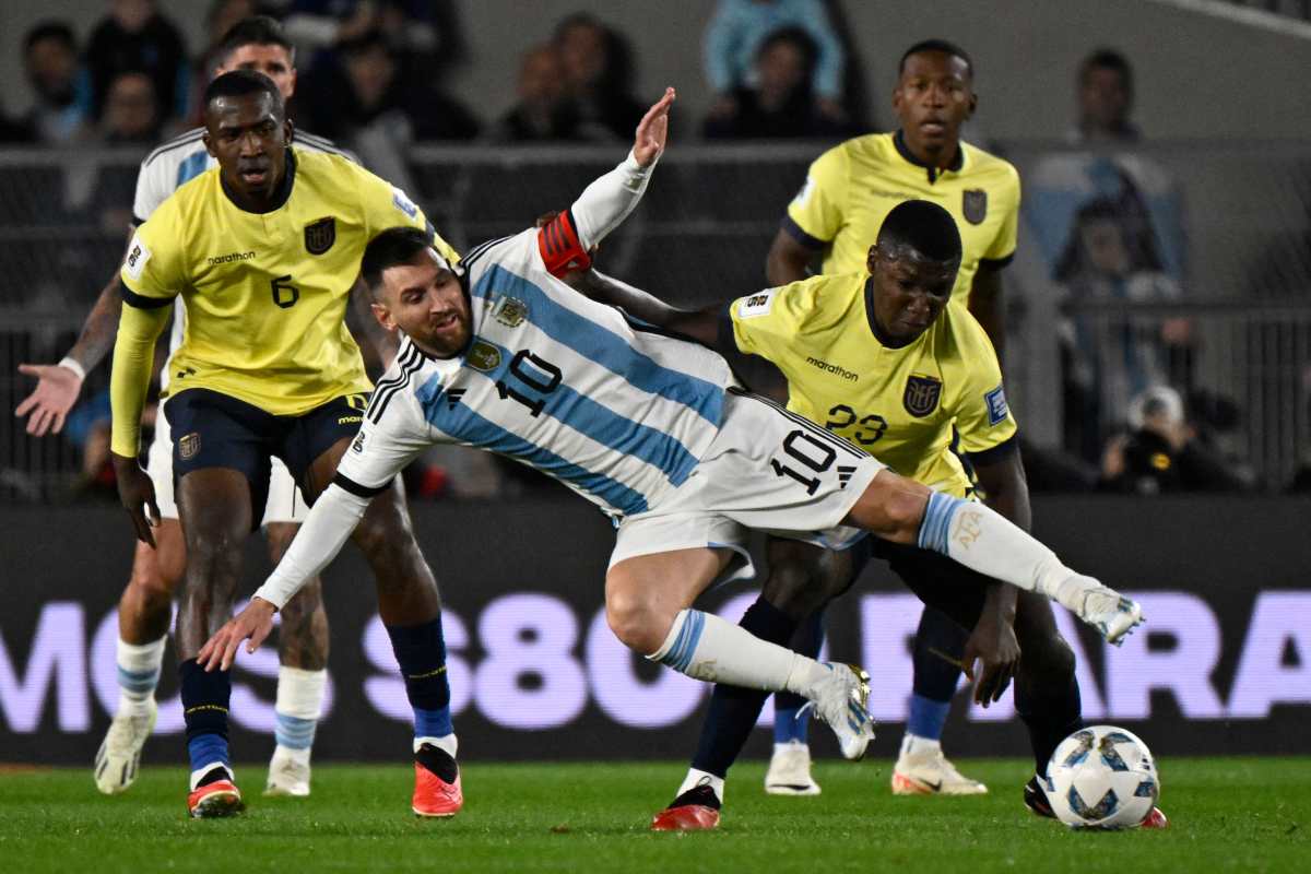 El capitán argentino Lionel Messi pierde el balón con la marca de Moisés Caicedo (d) en el estadio Más Monumental de Buenos Aires. (Foto Prensa Libre: AFP)