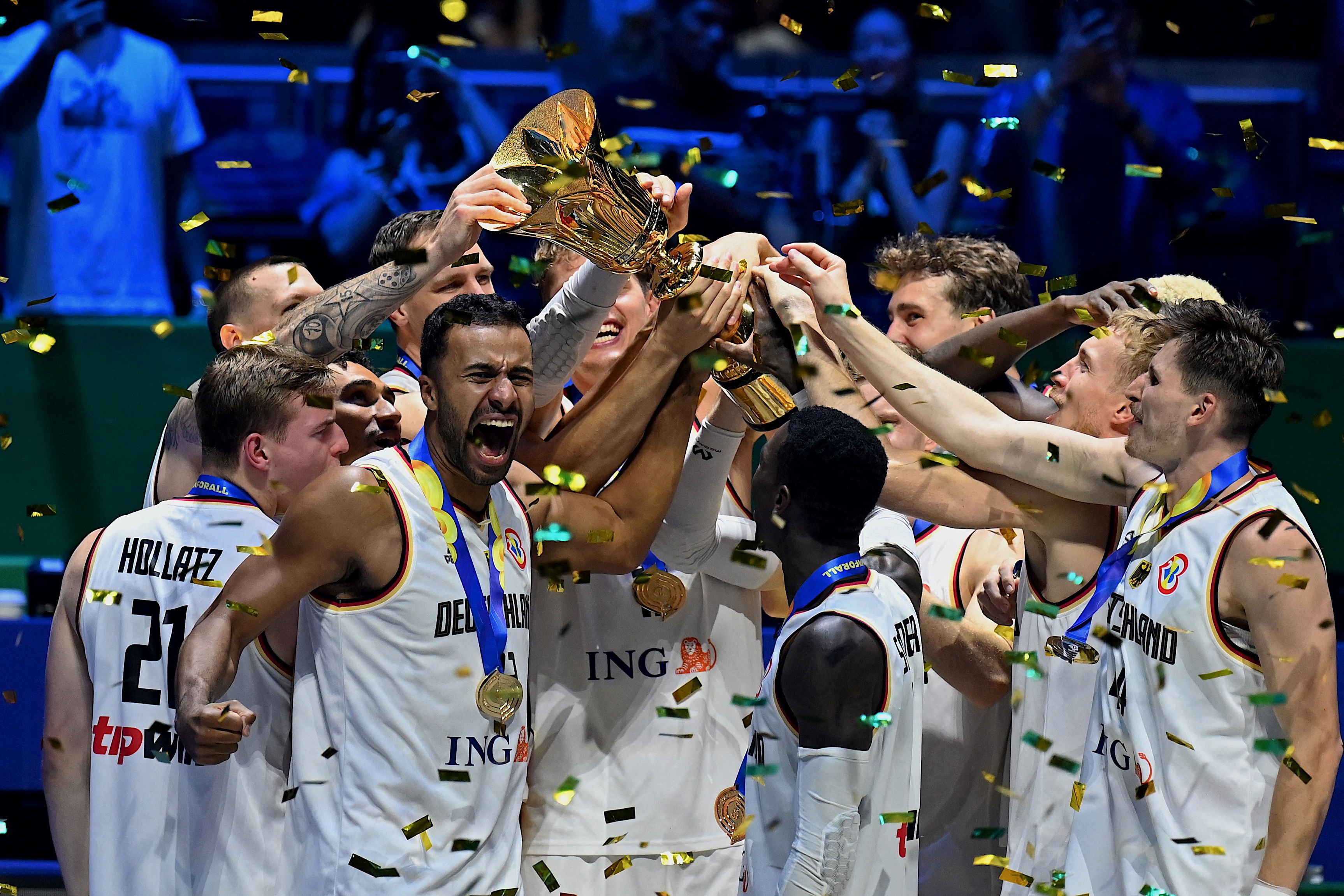 Los jugadores alemanes festejan efusivamente luego de ganar el Mundial de la FIBA ante Serbia en Manila. (Foto Prensa Libre: AFP)