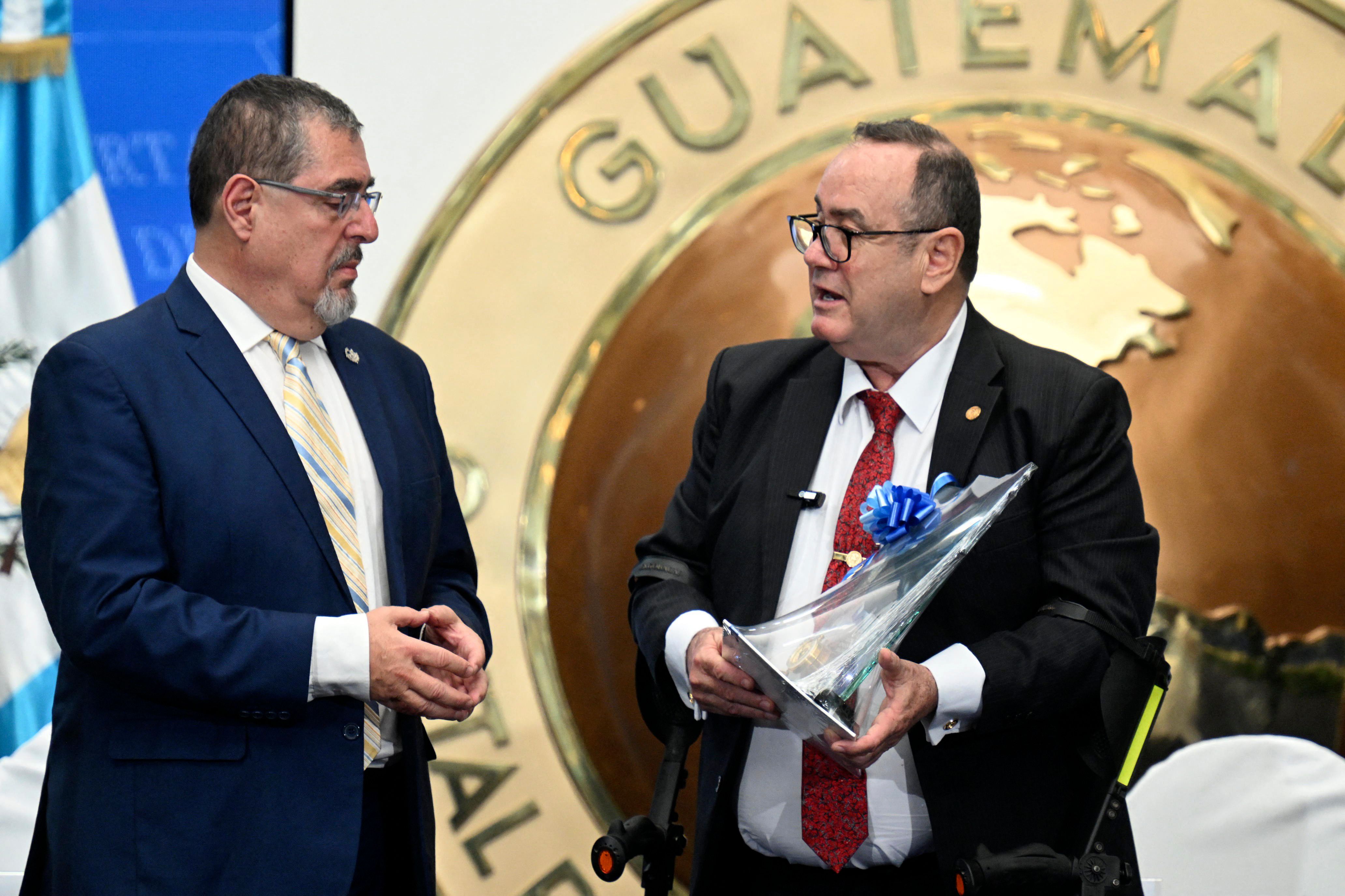 Bernardo Arévalo, presidente electo de Guatemala, y Alejandro Giammattei, mandatario actual, en una reunión de transición de mando en septiembre pasado. (Foto Prensa Libre: APF)
