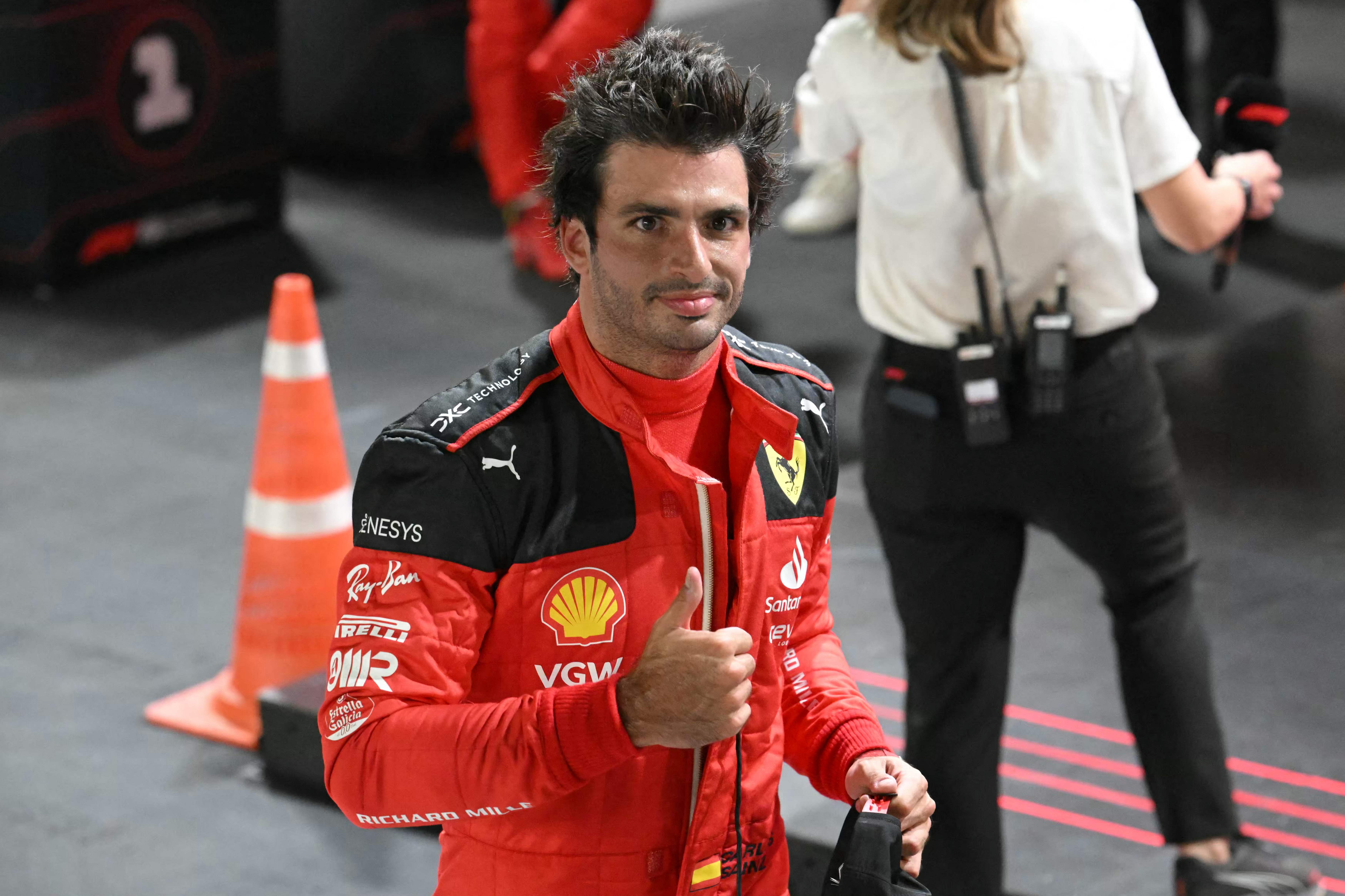 El piloto español de Ferrari, Carlos Sainz Jr, levanta su pulgar tras la carrera de calificación del Singapore Formula One Grand Prix, en Singapur. (Foto Prensa Libre: AFP)