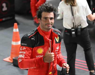 Carlos Sainz ocupará la pole position en Singapur; Verstappen y Pérez muy retrasados
