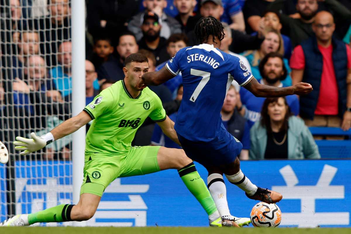 Este es el momento de la atajada que tuvo el portero del Aston Villa, Emiliano Martinez (verde) ante el jugador del Chelsea, Raheem Sterling (azul). (Foto Prensa Libre: AFP) 