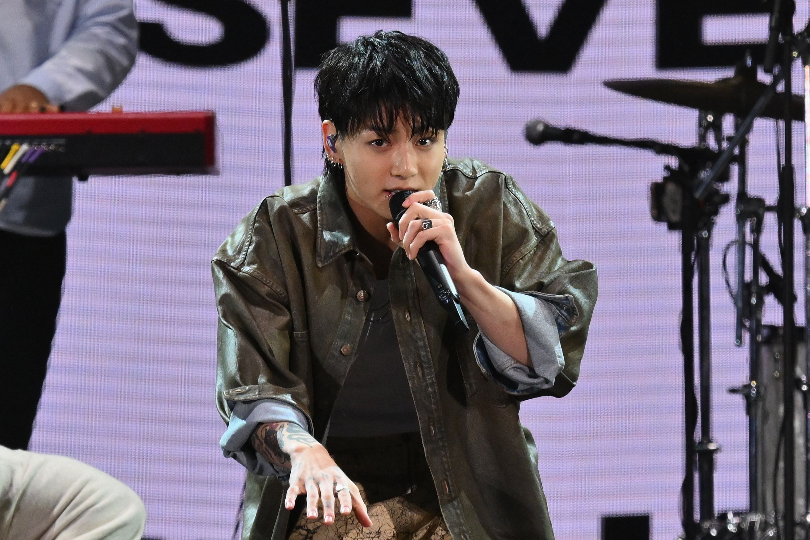 Condenan a fanática de BTS por acosar a Jungkook y tocar más de 130 veces el timbre de su casa