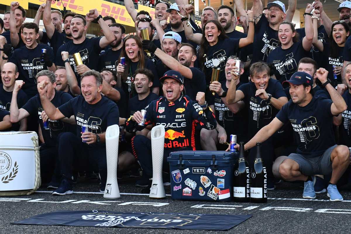 El piloto de Red Bull, Max Verstappen (C), junto al mexicano, Sergio Pérez (d), y Christian Horner (I) celebran el campeonato de Fórmula 1 Constructors' Championship después del Gran Premio de Japón en el circuito de Suzuka.(Foto Prensa Libre: AFP)