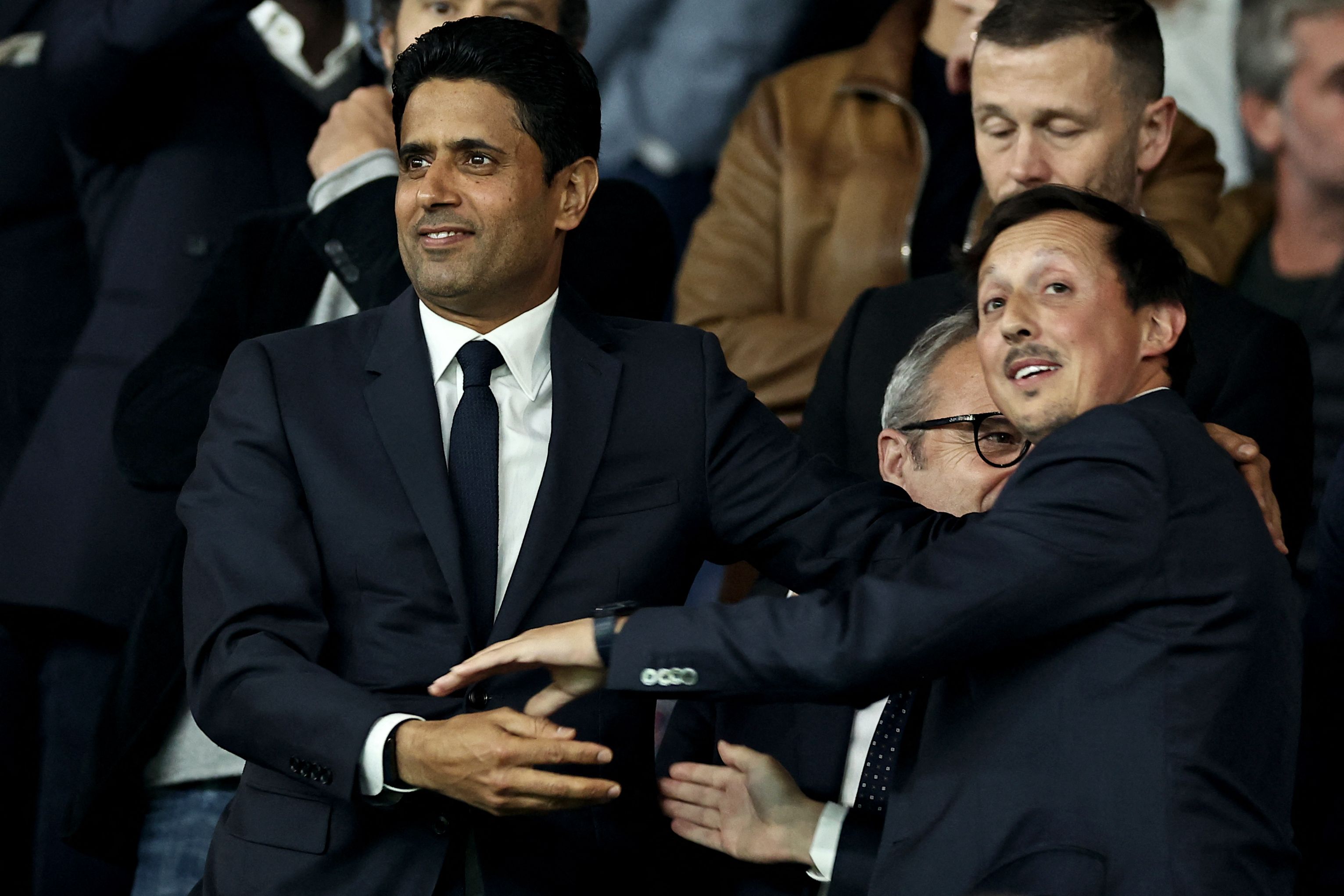 El presidente del Paris Saint Germain, Nasser Al-Khelaifi (i) le da la mano a Pablo Longoria del Marsella. (Foto Prensa Libre: AFP)