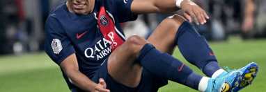 El delantero del PSG, Kylian Mbappé, se duele tras un golpe en el partido contra el Marsella en el Parque de los Príncipes. (Foto Prensa Libre: AFP)