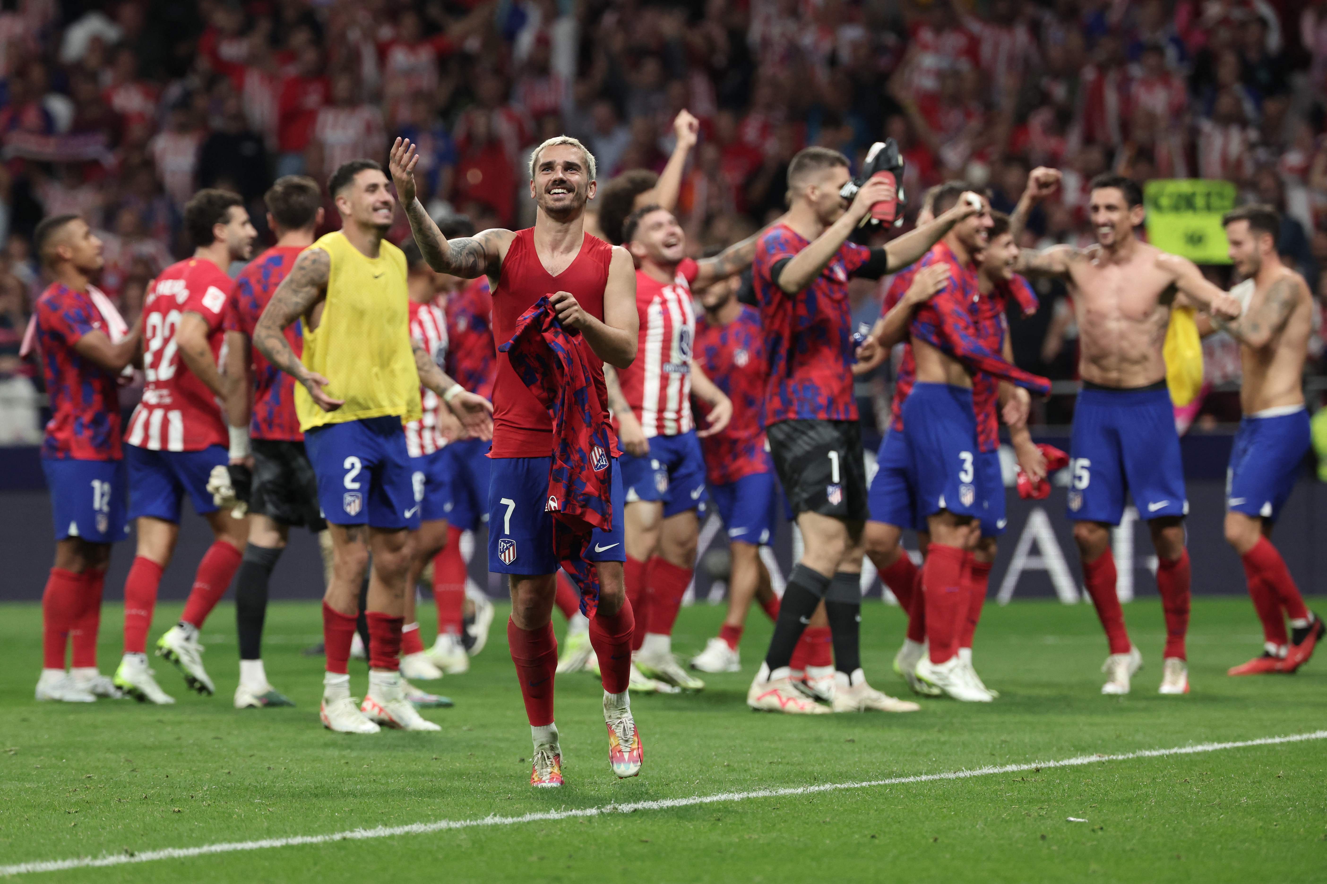 El delantero del Atlético de Madrid, Antoine Griezmann celebra junto a sus compañeros la victoria ante el Real Madrid CF. (Foto Prensa Libre: AFP)