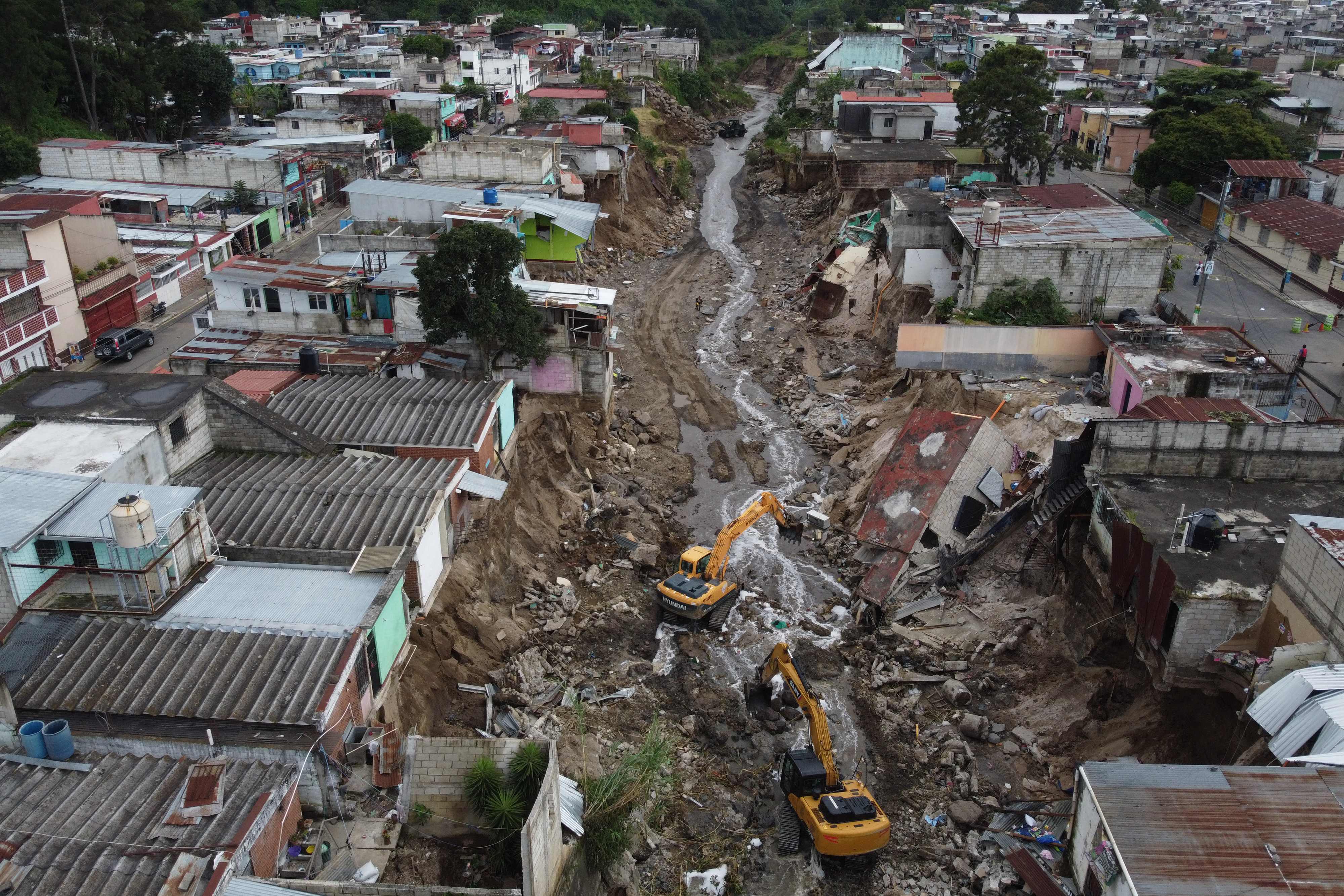 Vista aérea de un área de Vista Hermosa, San Miguel Petapa, en donde más de 50 viviendas han sido destruidas por el desborde de un río. (Foto Prensa Libre: AFP)