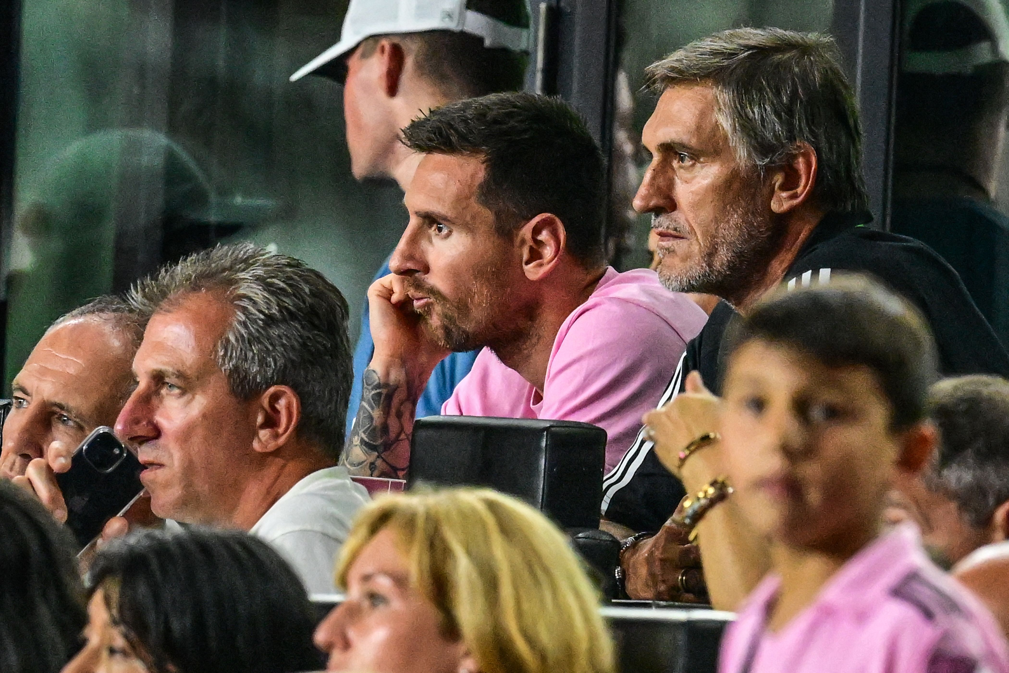 Messi viendo desde el graderío un partido del Inter Miami
