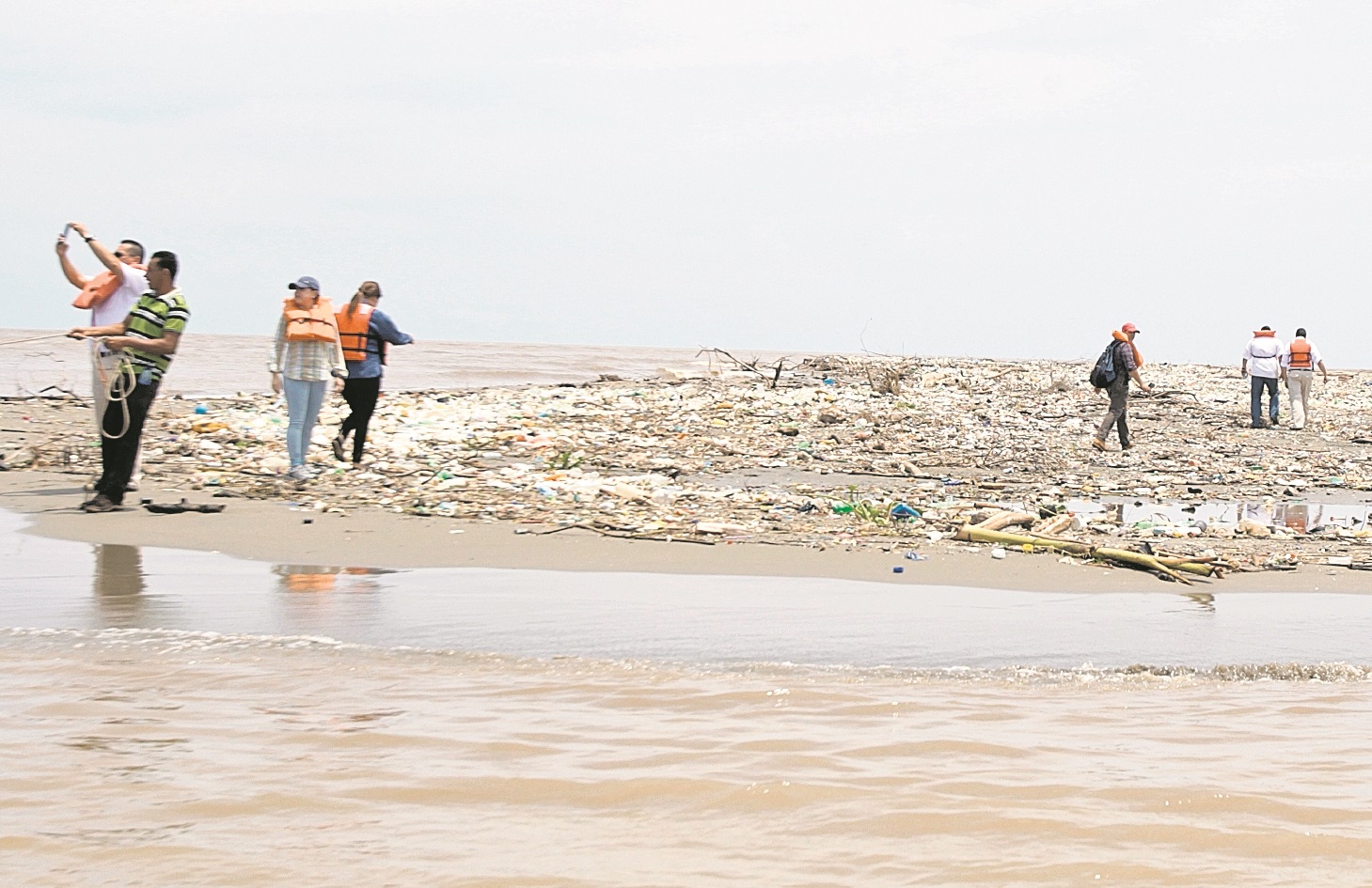 Desembocadura del río Motagua en Puerto Barrios, Izabal, a donde llega el agua del afluente con alto grado de contaminación. (Foto Prensa Libre: Hemeroteca PL)