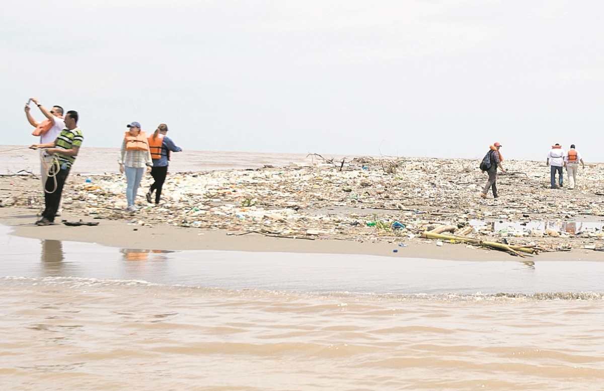 Desembocadura del río Motagua en Puerto Barrios, Izabal, a donde llega el agua del afluente con alto grado de contaminación. (Foto Prensa Libre: Hemeroteca PL)