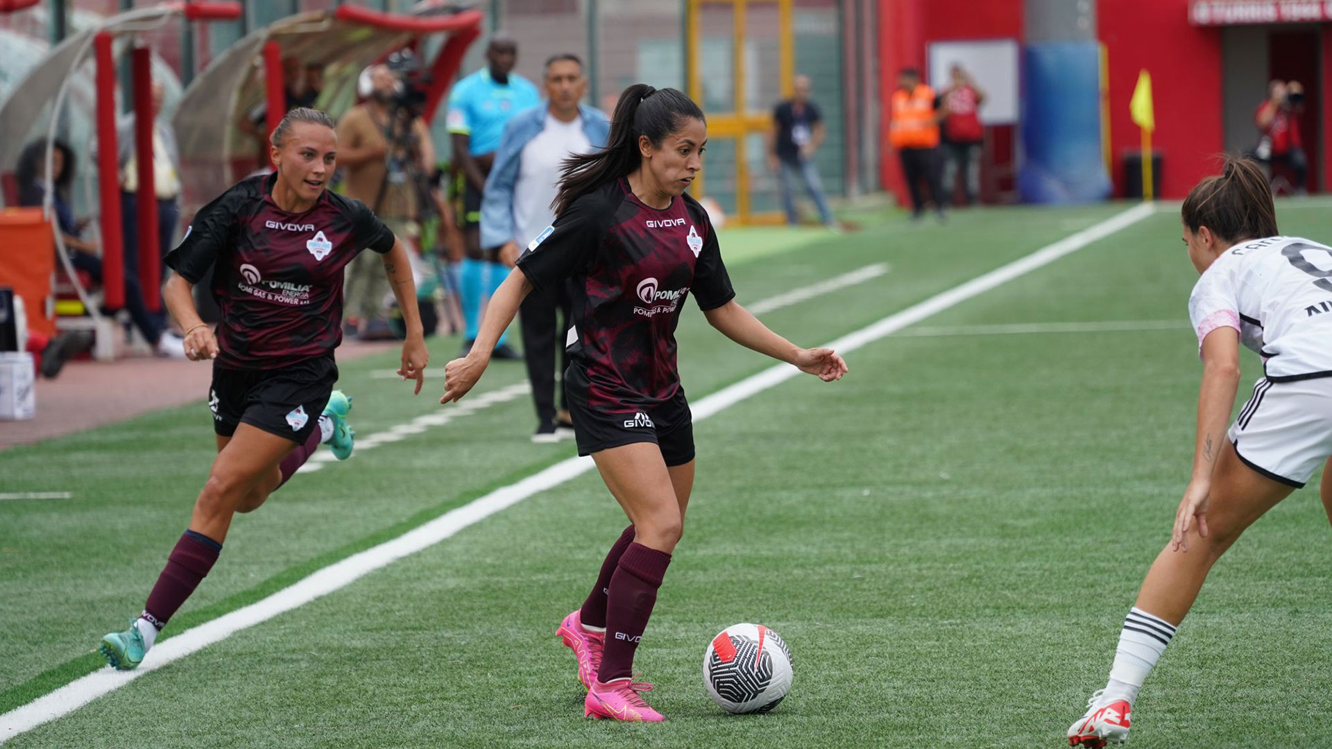 La jugadora del Pomigliano, Analucía Martínez (centro), controla el balón pegado a la línea de banda en el partido de la fecha 1 de la Serie A contra la Juventus. (Foto Prensa Libre: Pomigliano/Facebook)