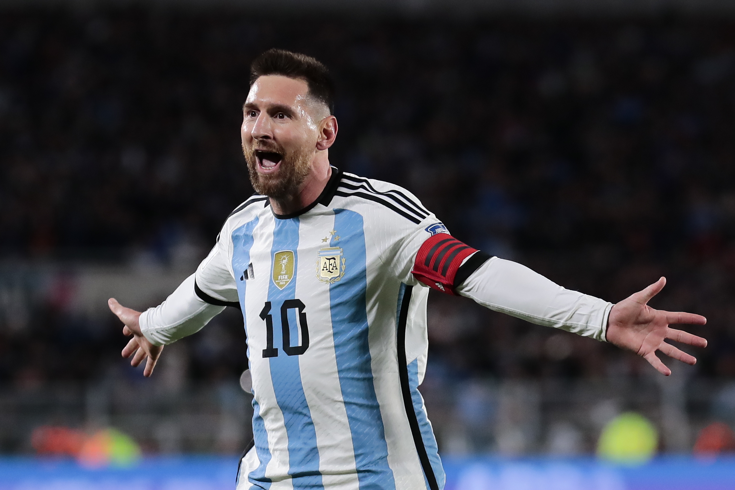Lionel Messi de Argentina celebra la anotación en el triunfo frente a Ecuador. (Foto Prensa Libre: EFE).