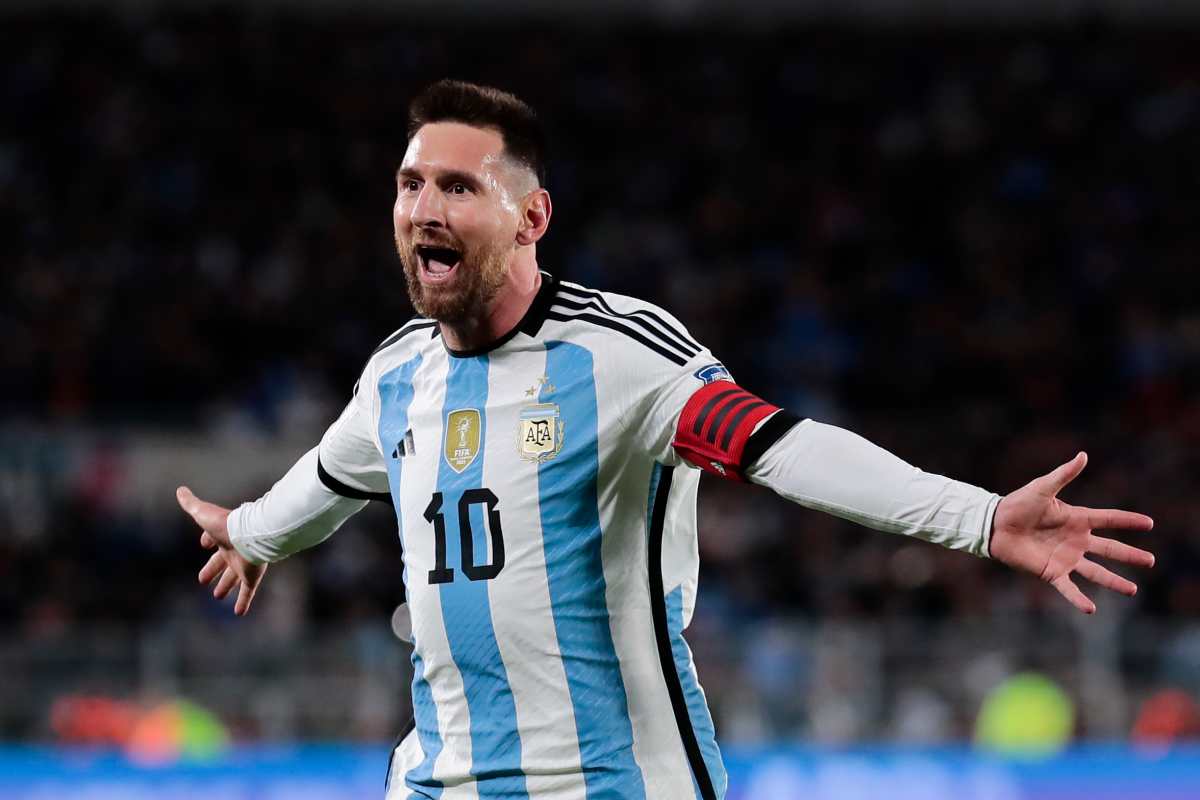 Lionel Messi de Argentina celebra la anotación en el triunfo frente a Ecuador. (Foto Prensa Libre: EFE).