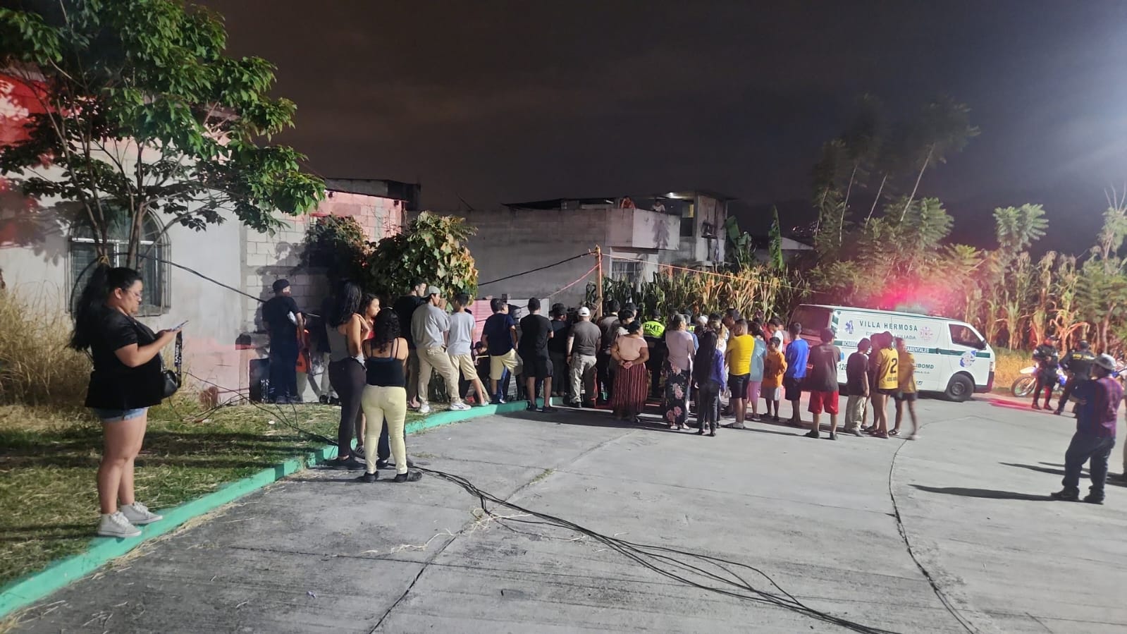 Unos 200 pobladores de la colonia Villa Hermosa en San Miguel Petapa, Guatemala, retuvieron a una mujer sindicada de haber participado en un ataque armado que se cobró la vida de madre e hijo. (Foto Prensa Libre: PNC).