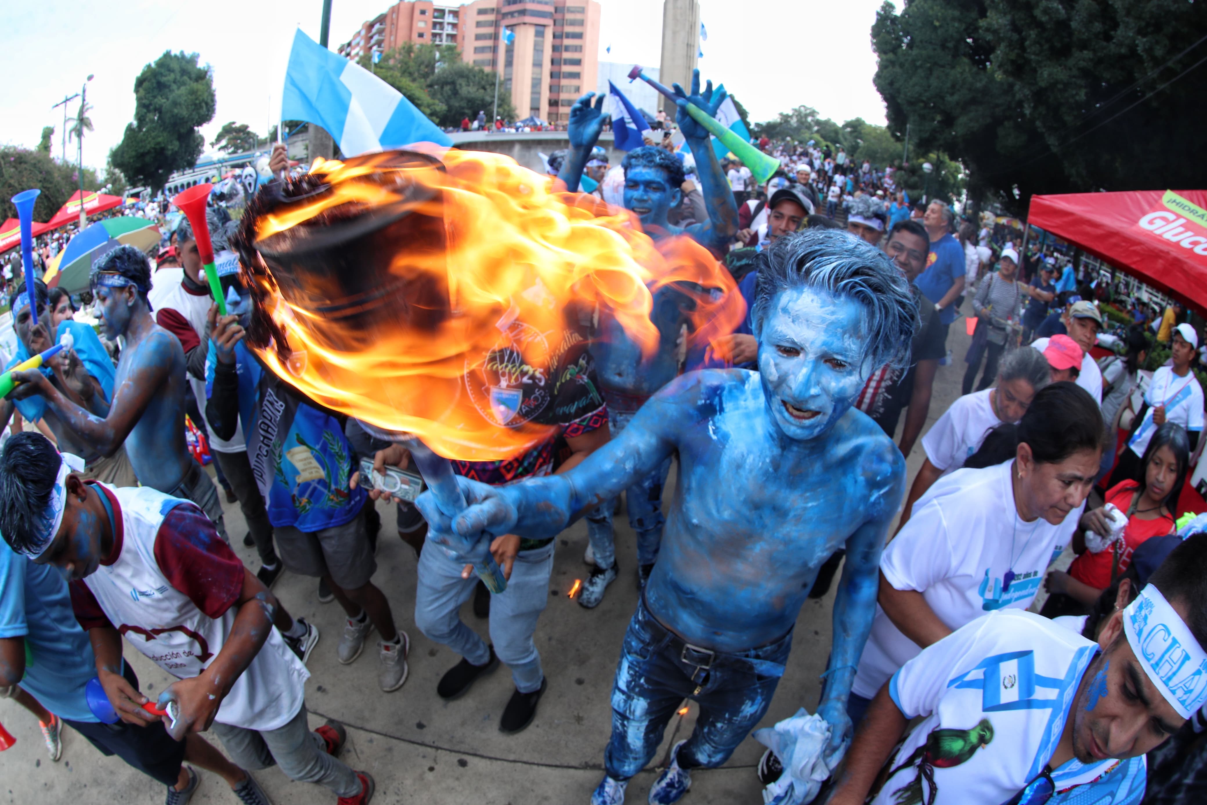 Azul y blanco predominan las fiestas de independencia'