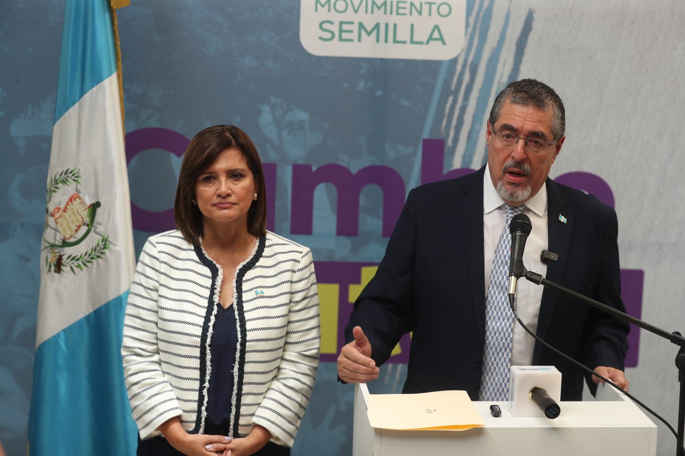 El presidente electo, Bernardo Arévalo, y la vicepresidenta electa, Karin Herrera denunciaron un intento de golpe de Estado.