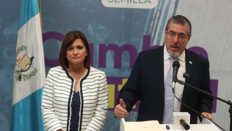 El presidente electo, Bernardo Arévalo, y la vicepresidenta electa, Karin Herrera denunciaron un intento de golpe de Estado.
