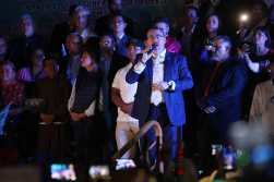 Binomio electo junto a un grupo de personas en las afueras de la CSJ