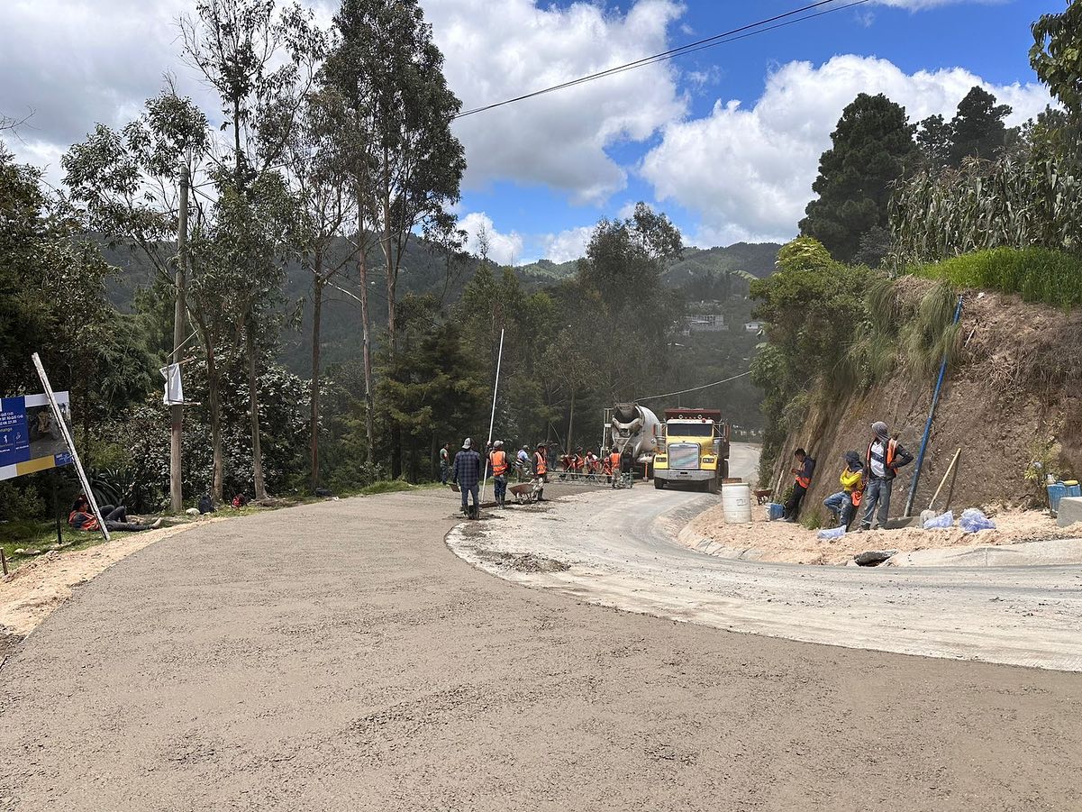 Personal del CIV trabaja en una ruta de Quetzaltenango. Los proyectos del decreto 21-2022 suman más de Q6 mil 232 millones. (Foto: CIV)