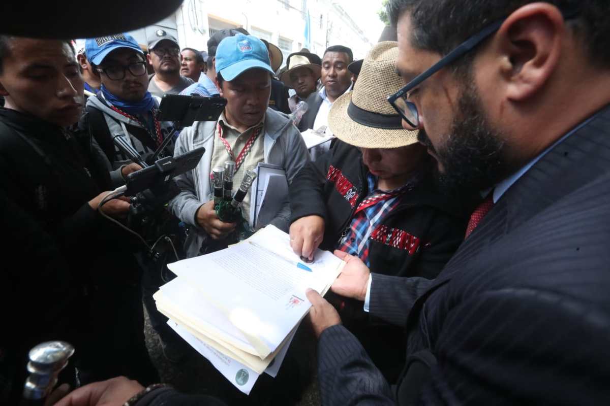 Autoridades de los 48 Cantones de Totonicapán manifiestan en la capital para pedir la renuncia de la fiscal Consuelo Porras