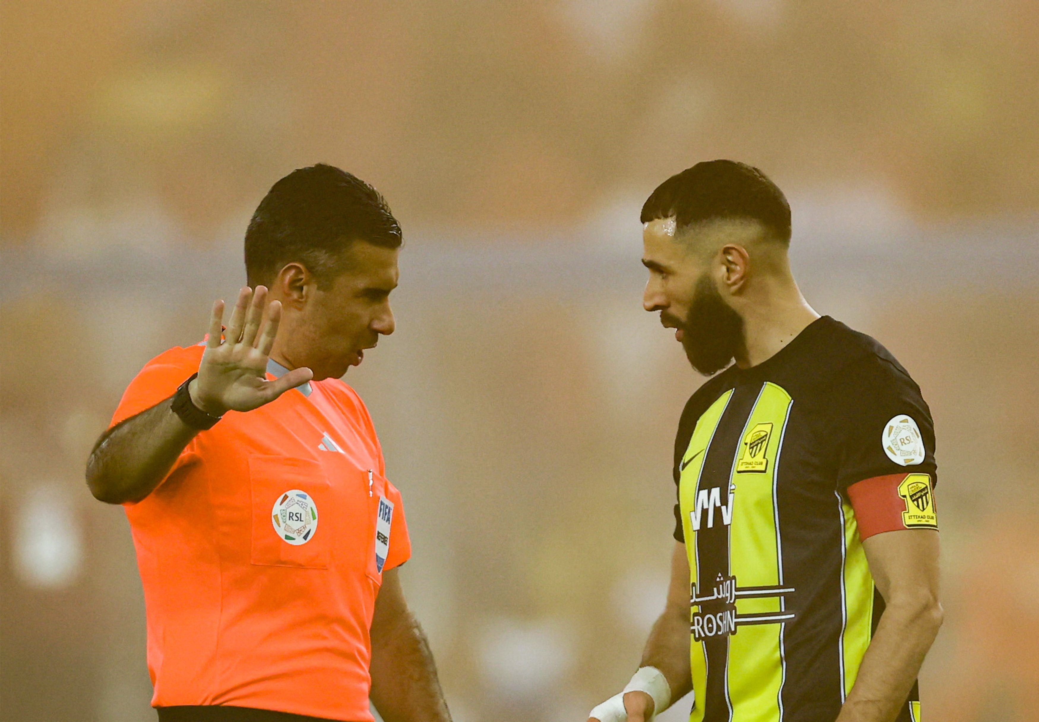 Mario Escboar se encontró con Karim Benzema y ahora le tocar contra Cristiano Ronaldo. (Foto Prensa Liber: AFP)