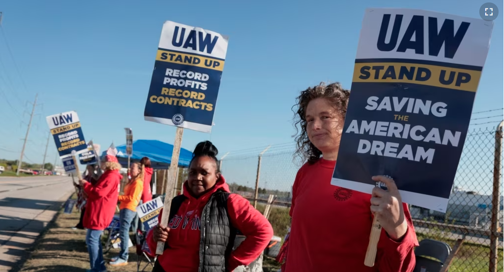 La huelga es contra las plantas de GM, Ford y Stellantis en Estados Unidos. (Foto: Voz de América) 